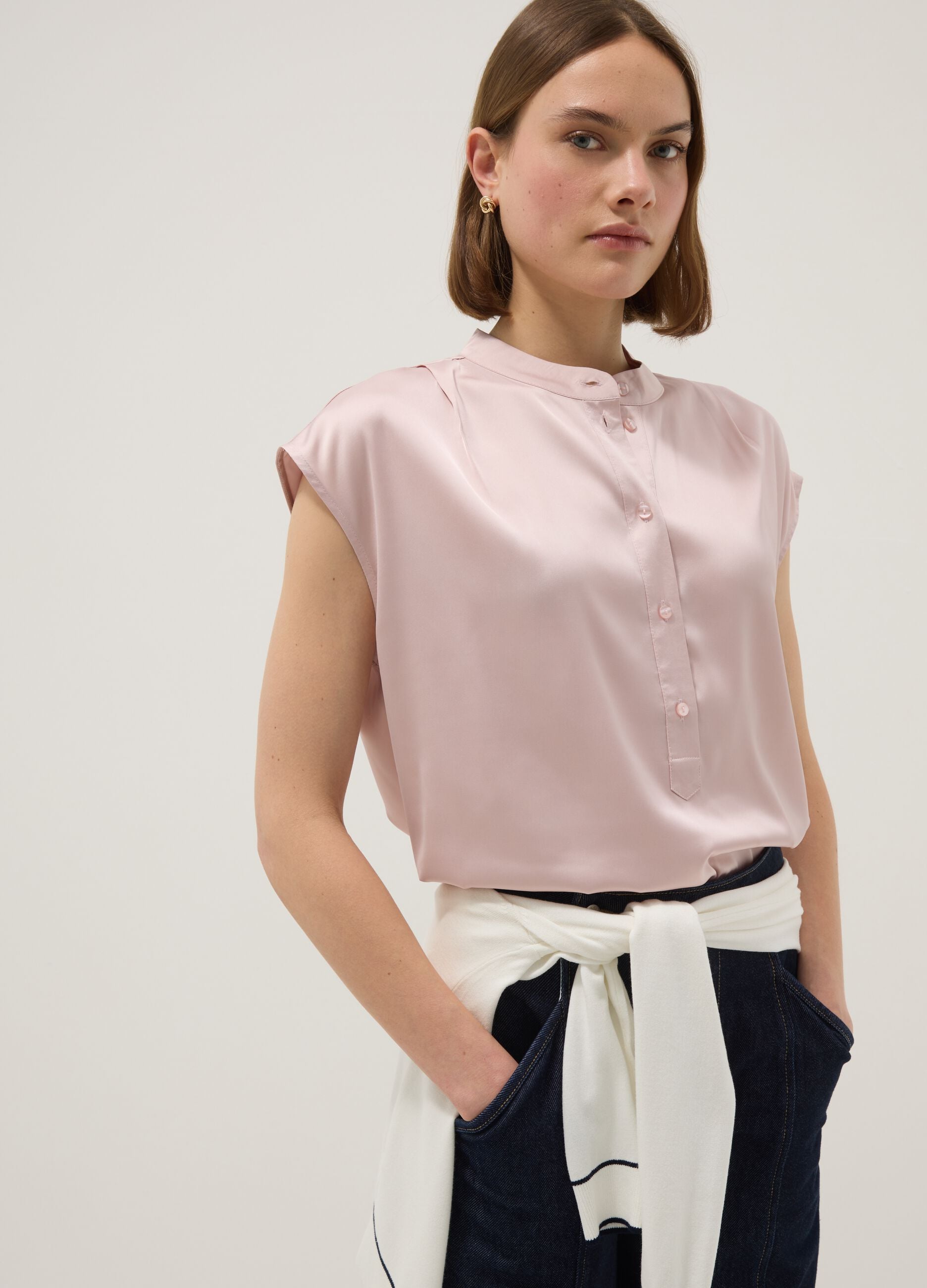 Regular fit pink short-sleeve blouse with a Mandarin collar