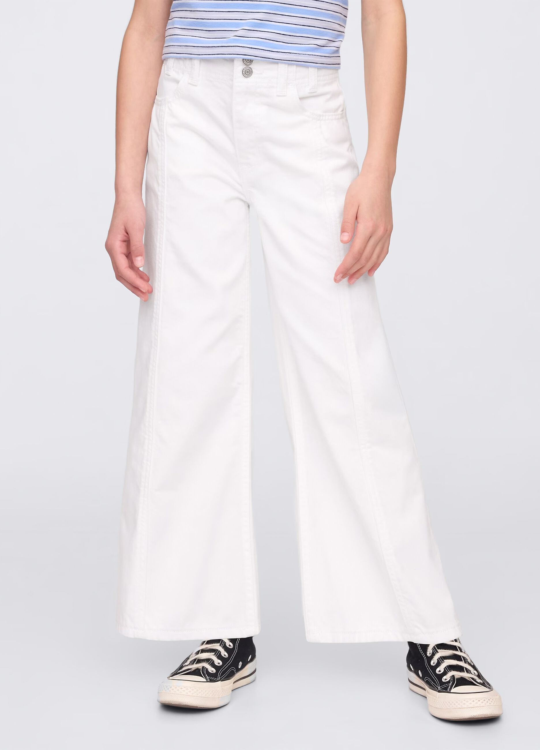 White trousers in denim with wide legs