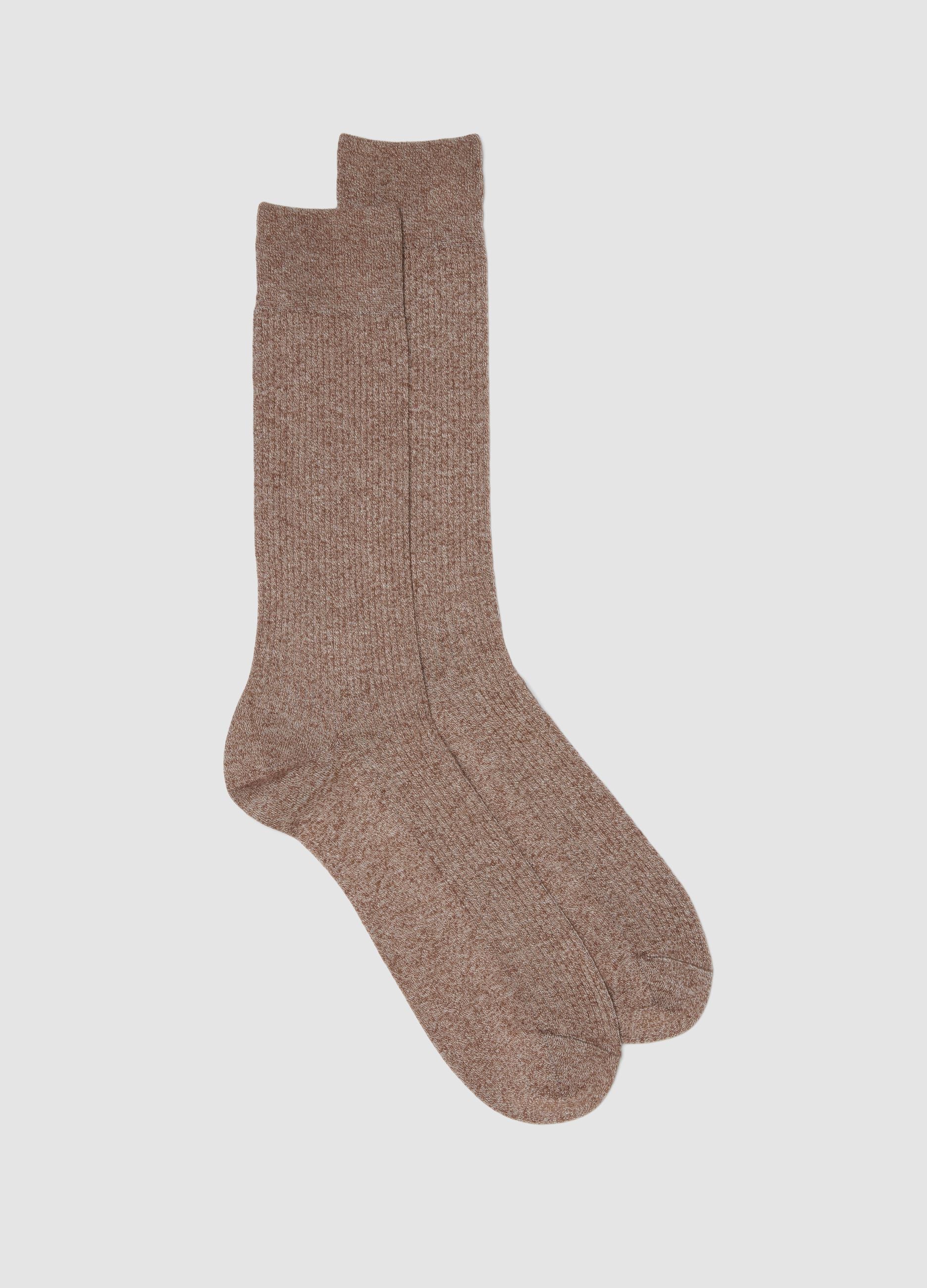 Long brown socks in stretch cotton and linen blend