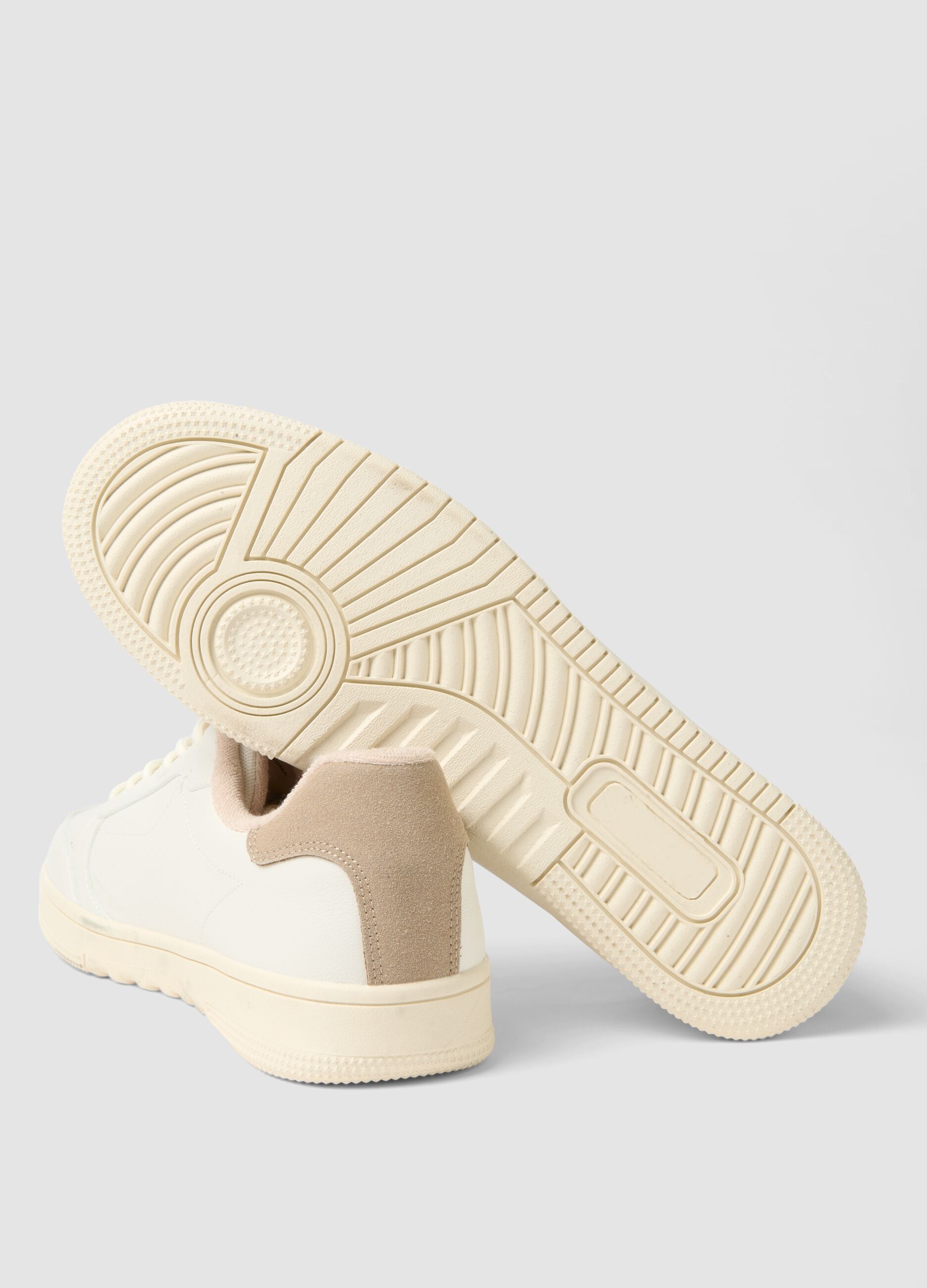 White and beige sneakers with a regular fit