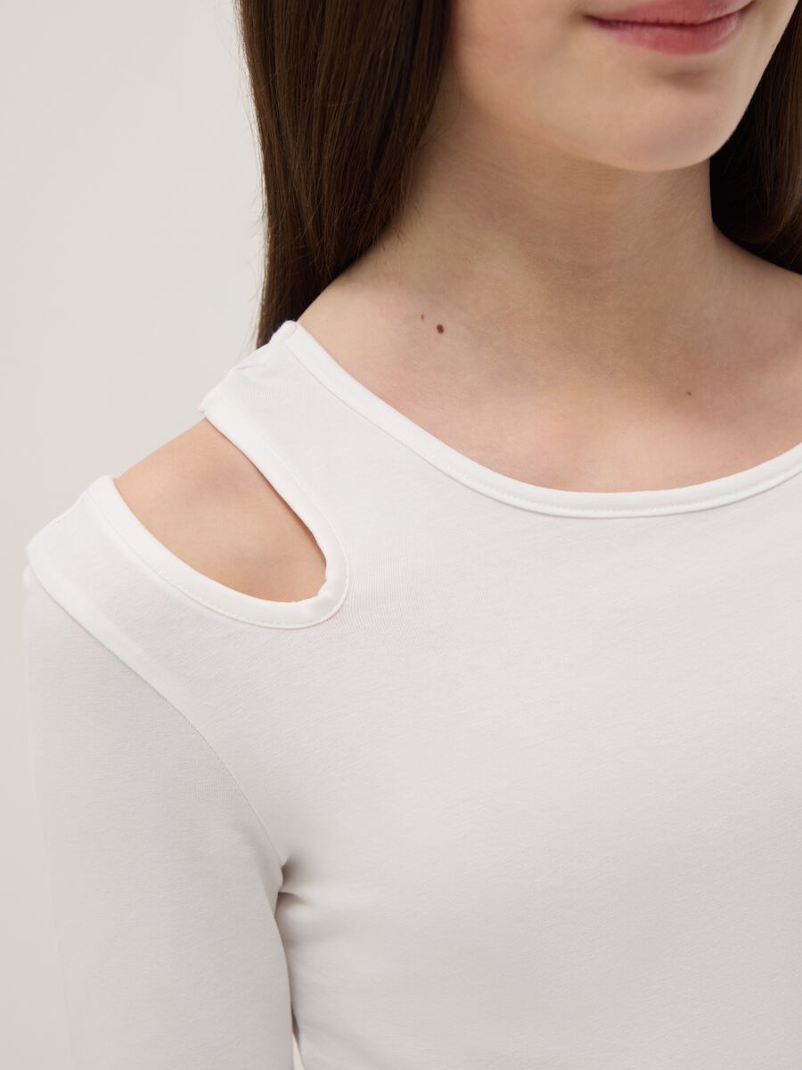White cotton blend slim fit boat neck top for girls_2