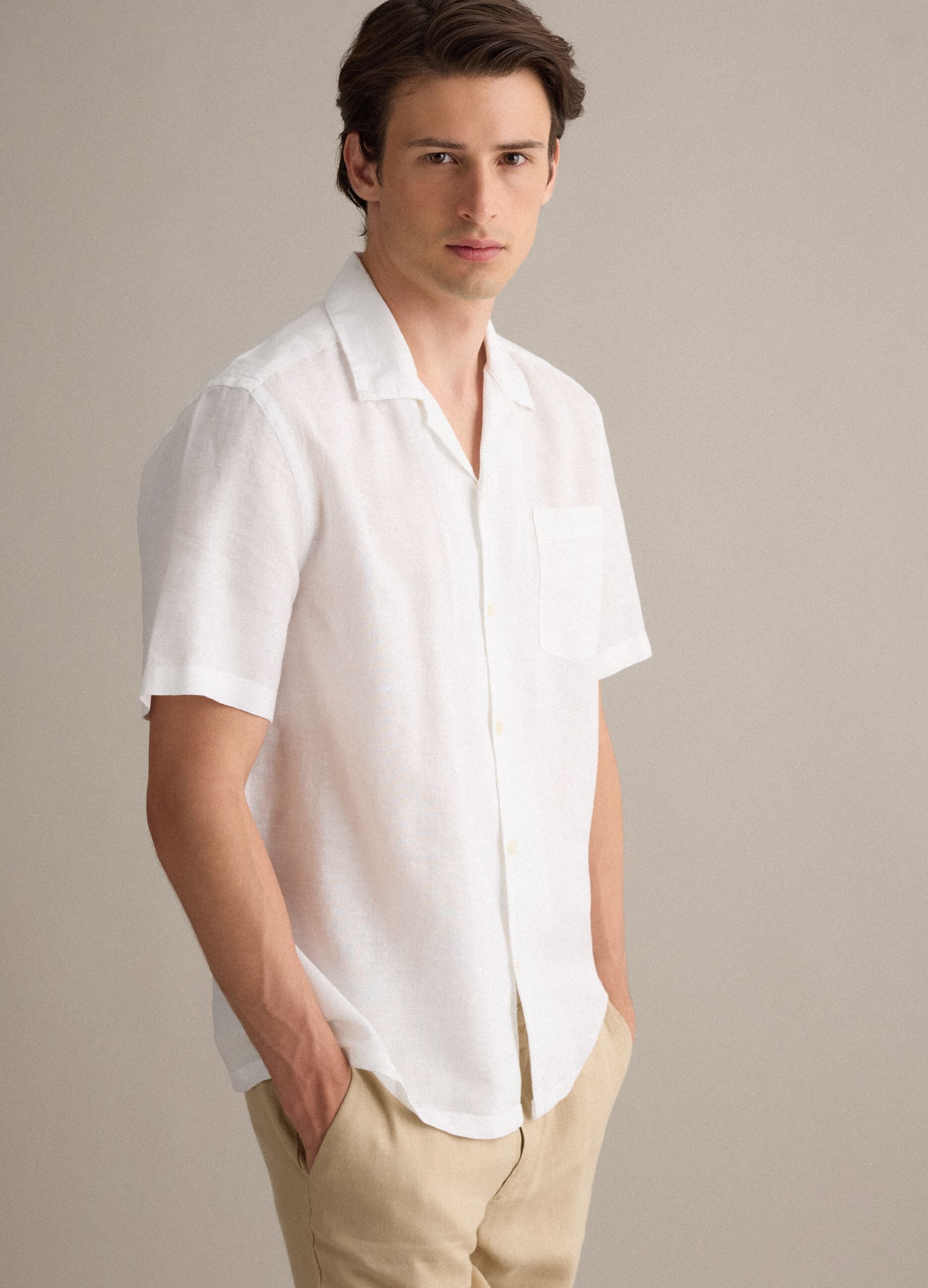 Camicia bianca in misto lino e cotone con collo bowling regular fit