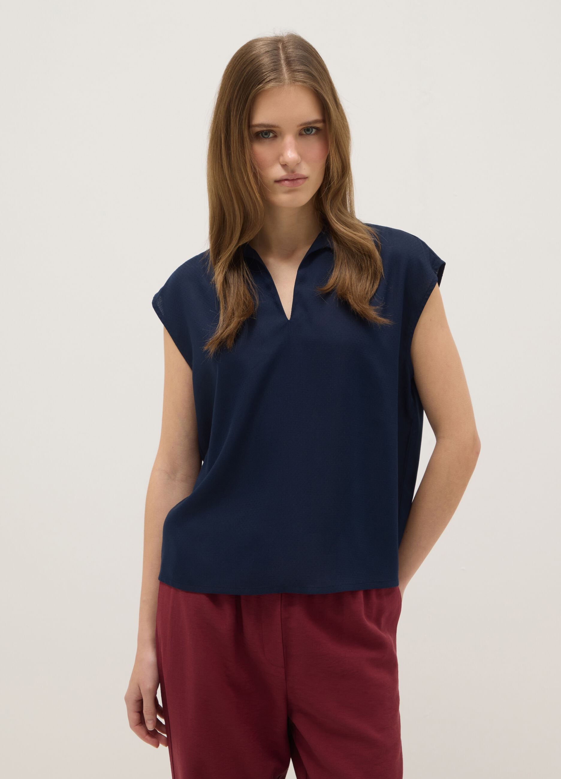 Sleeveless blouse in pure blue viscose, regular fit with V-neck