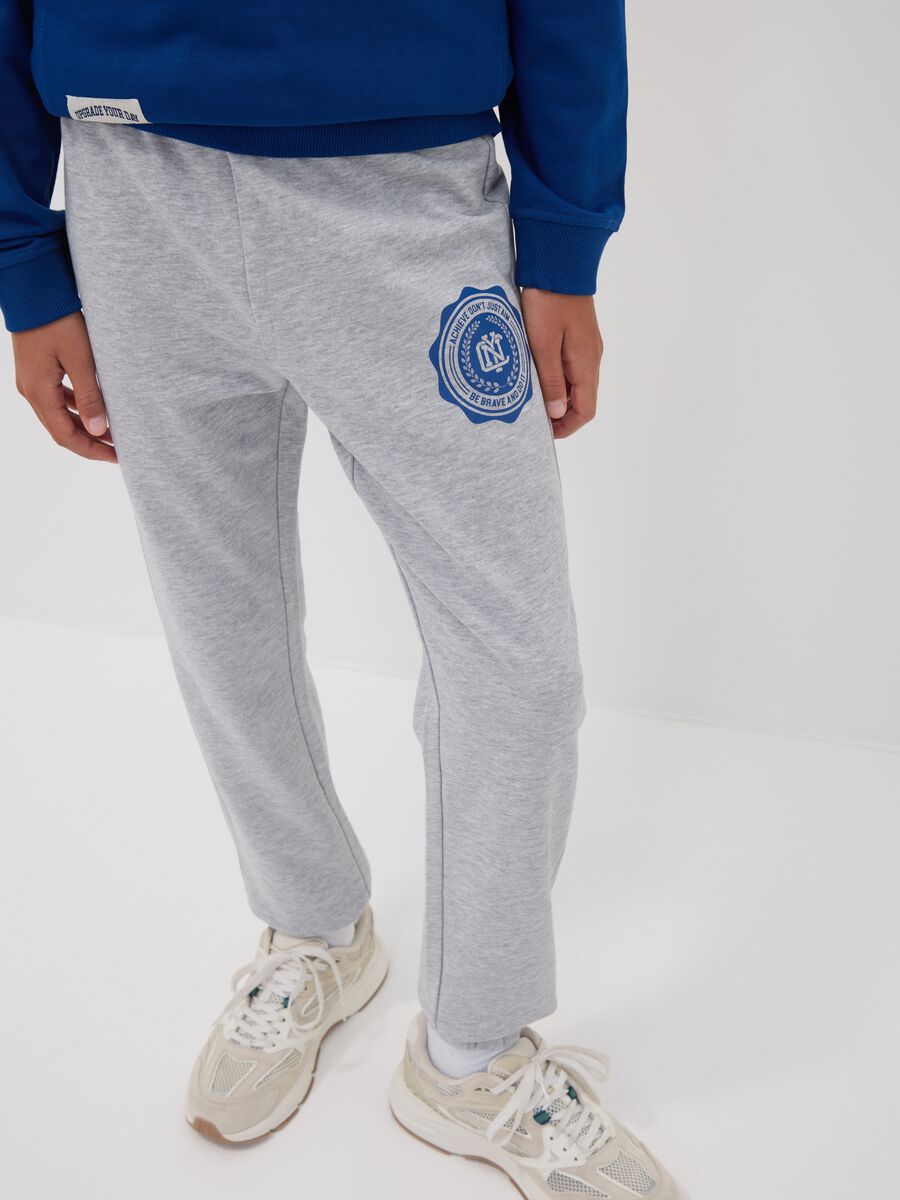 Grey pure cotton joggers with varsity print for boys_2
