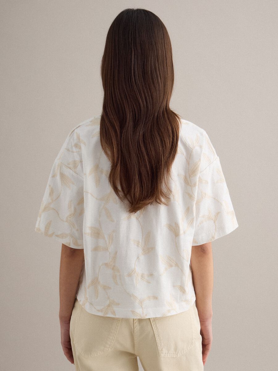 T-shirt in puro cotone bianca relaxed fit con ricami floreali_3