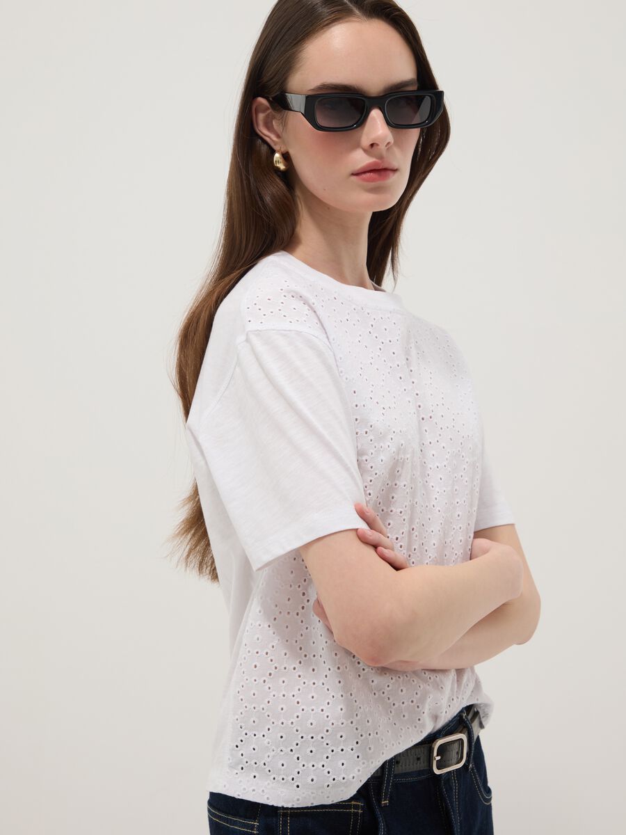 White short-sleeved pure cotton T-shirt with broderie anglaise embroidery_0