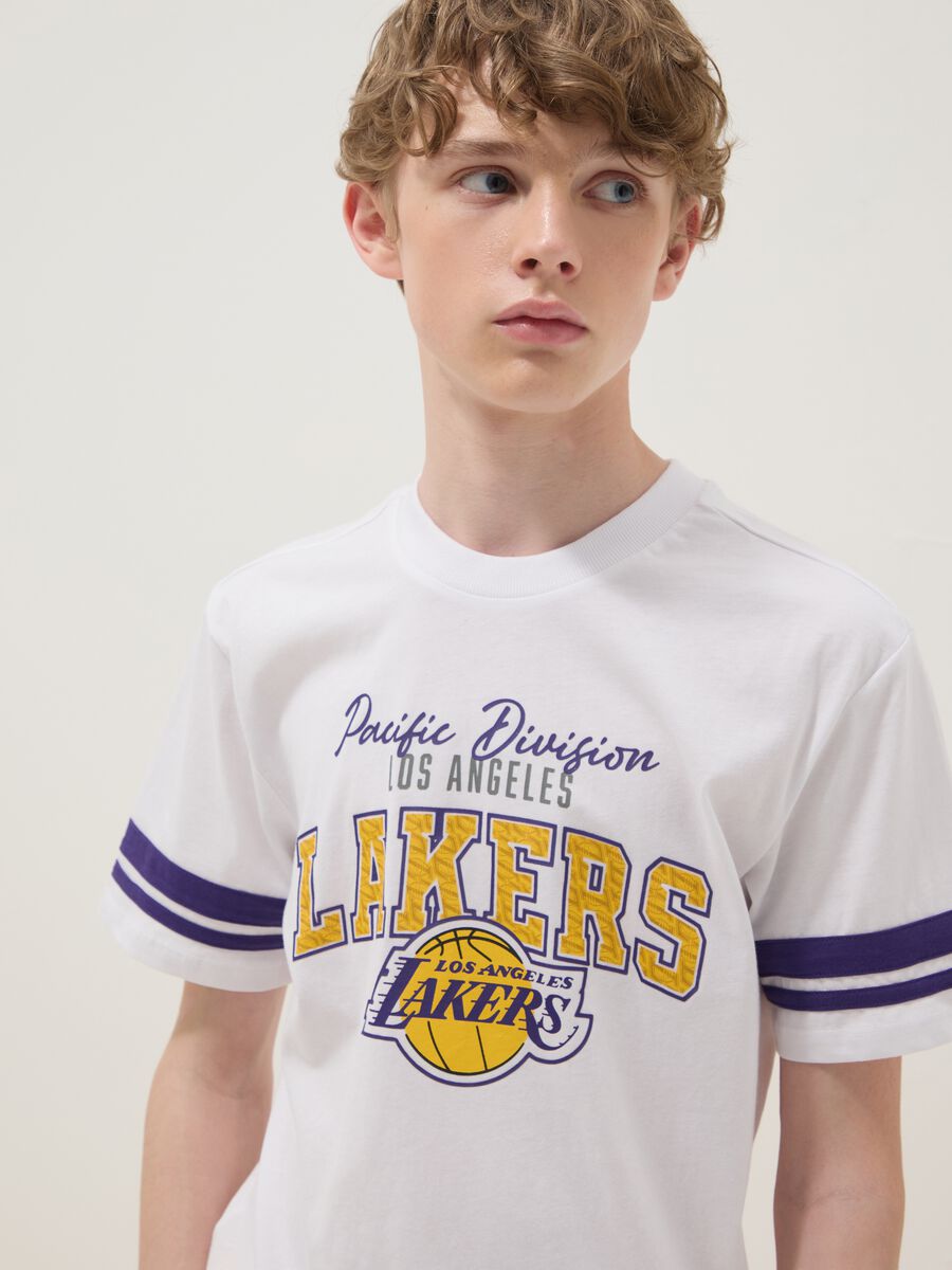 T-shirt in puro cotone bianca da ragazzo relaxed fit con stampe Lakers_2