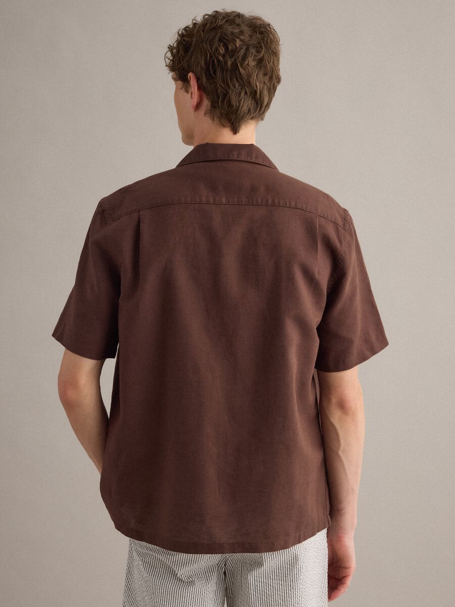 Camicia marrone in misto lino e cotone con collo bowling_3