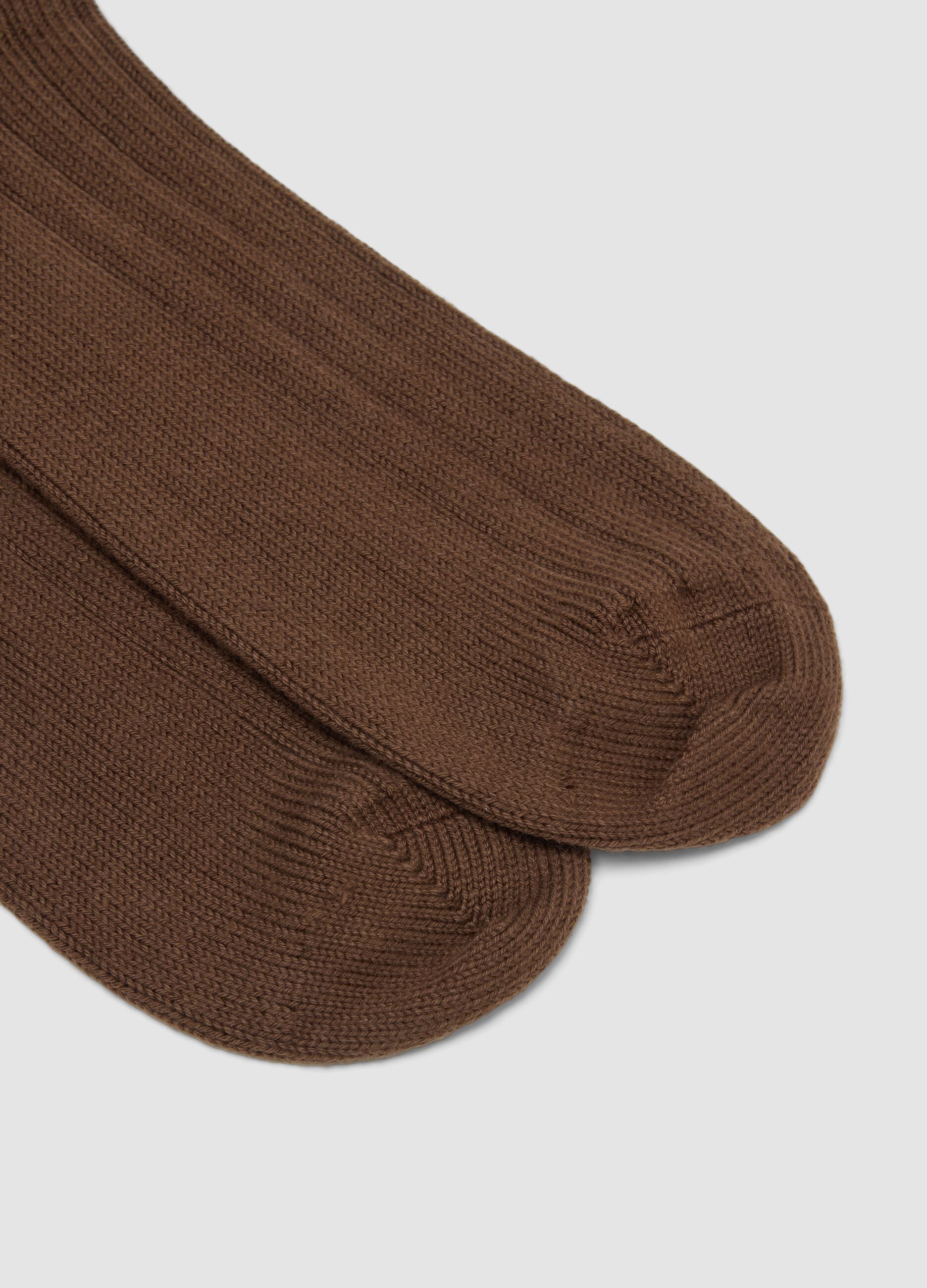 Brown stretchy cotton blend tennis socks with stripes
