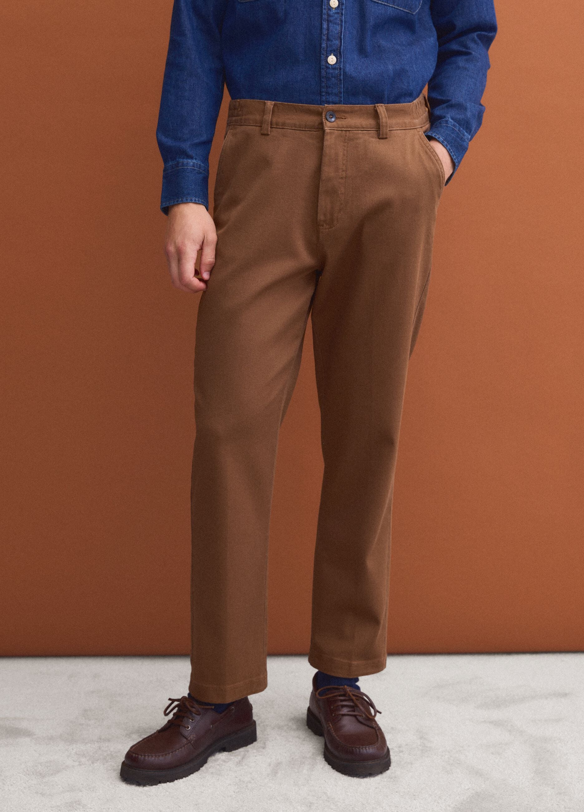 Pantaloni chino marroni in cotone elasticizzato straight fit
