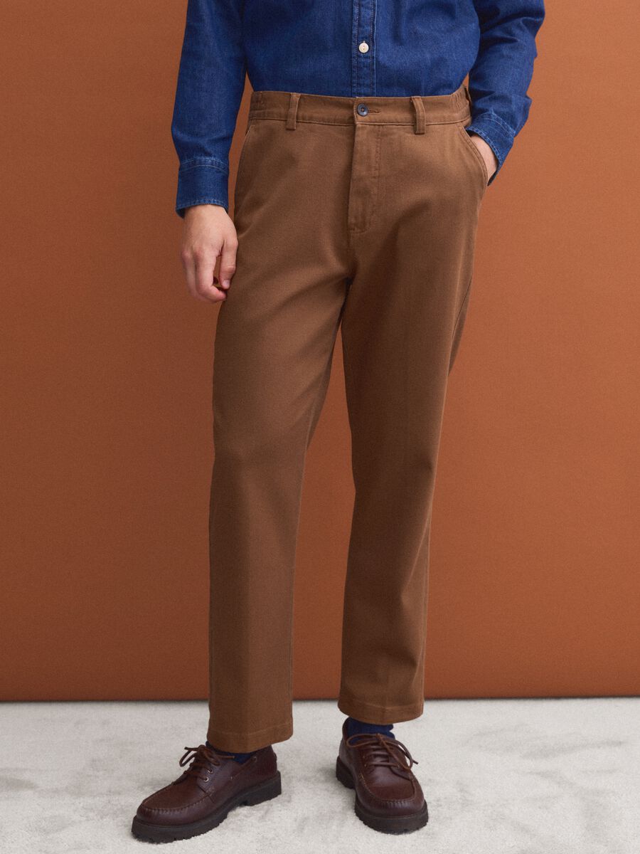 Pantaloni chino marroni in cotone elasticizzato straight fit_1