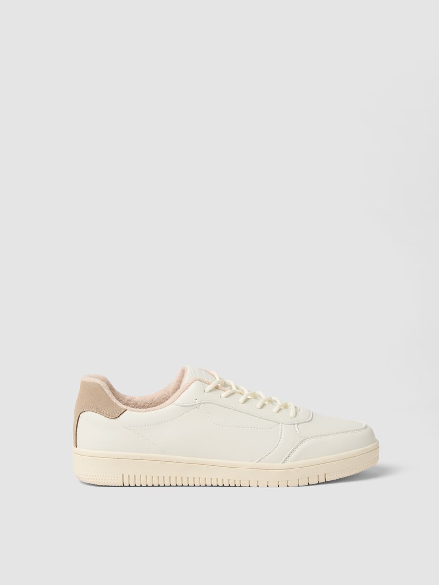 White and beige sneakers with a regular fit_0