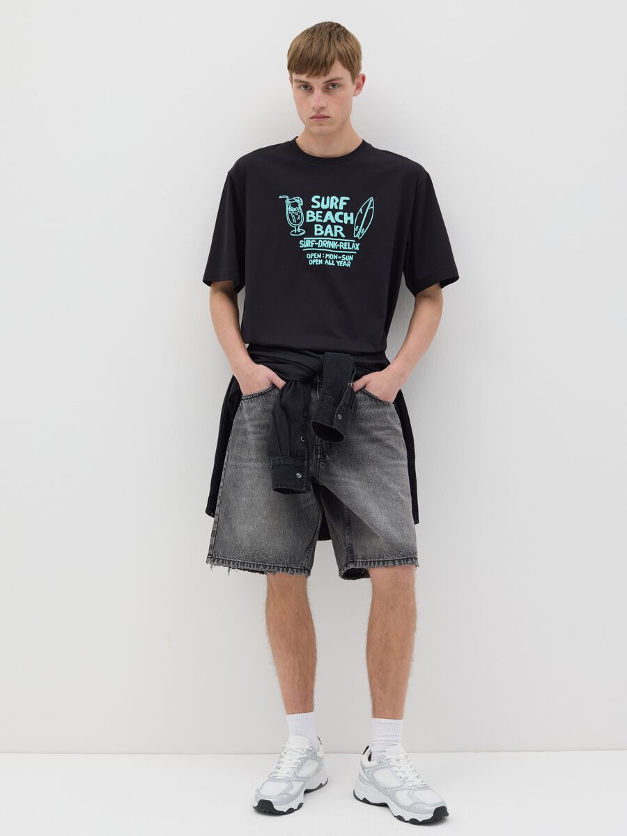 Men&rsquo;s black boxy-fit T-shirt in 100% cotton with Surf Beach Bar print_1