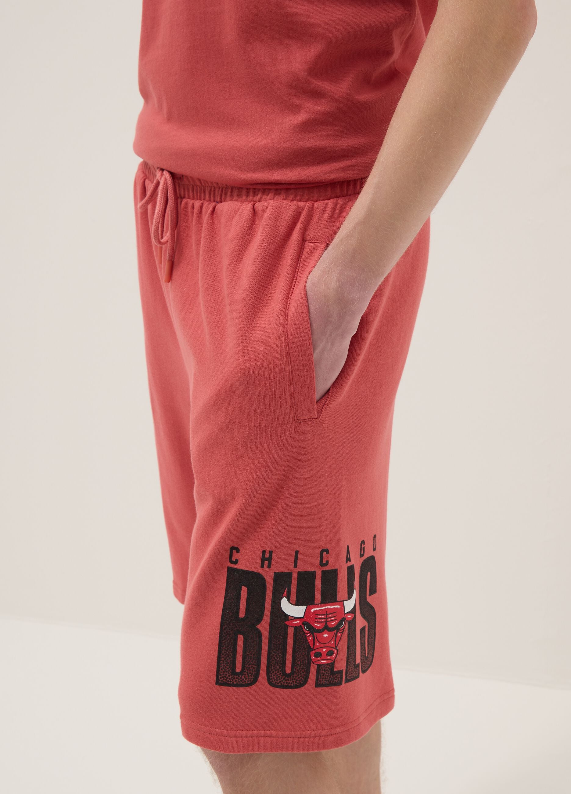 Red cotton blend shorts regular fit with Chicago Bulls print