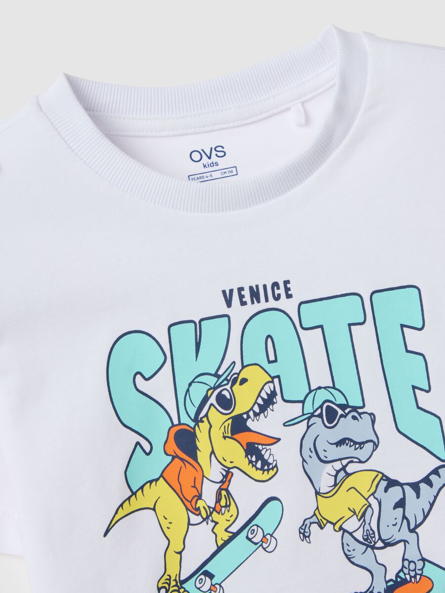 T-shirt in puro cotone bianca da bambino oversize fit con dinosauri_3