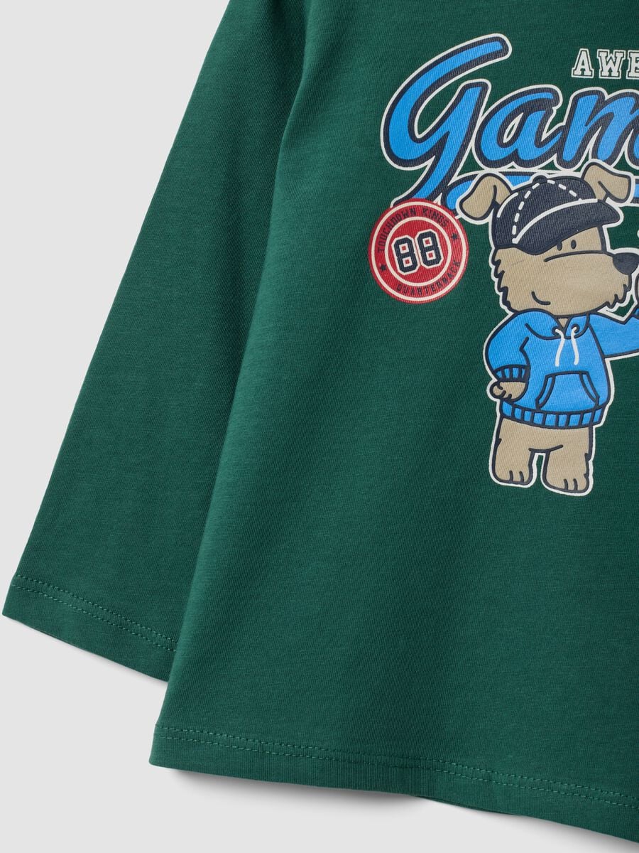 T-shirt verde in puro cotone organico con stampa cagnolino per bimbo_2