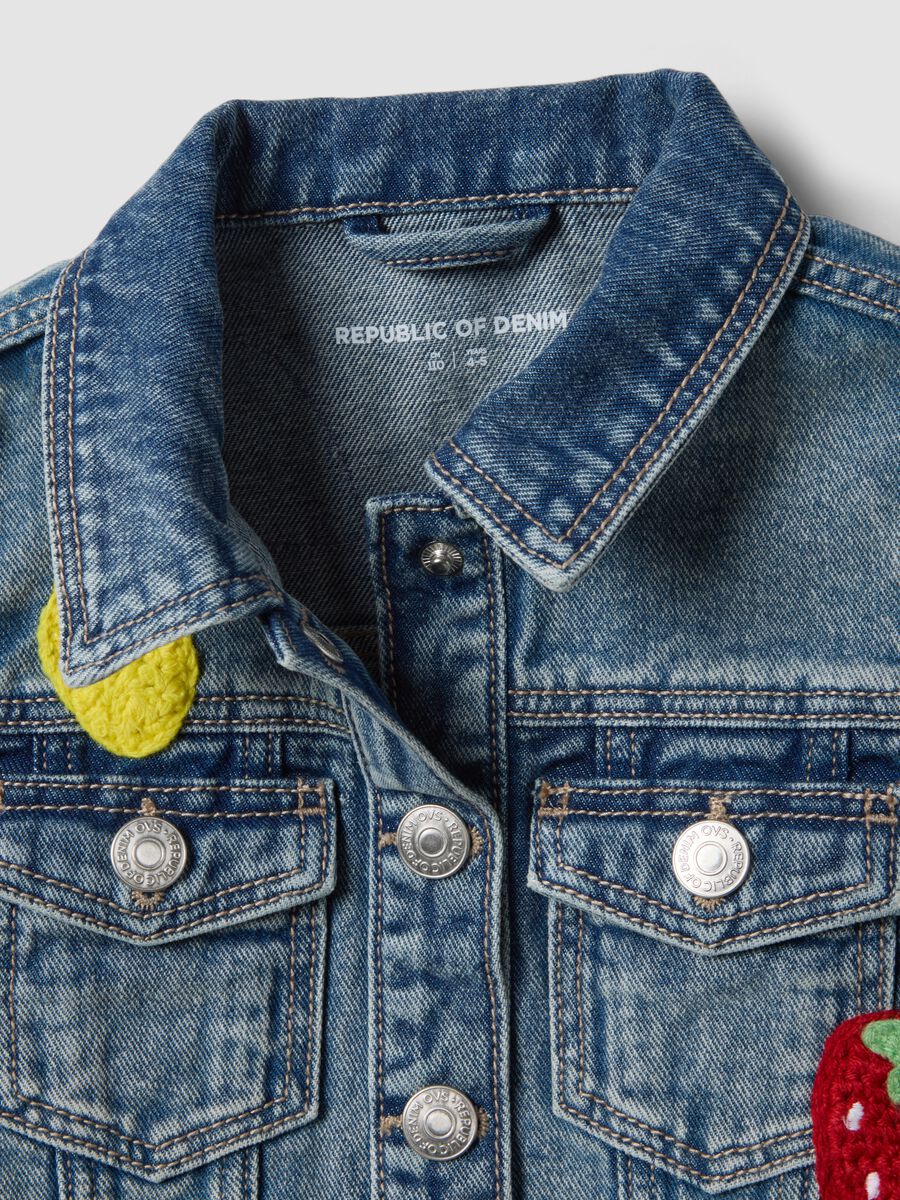 Girls&rsquo; Blue Denim Sleeveless Jacket in 100% Cotton with Fruit Patches_2