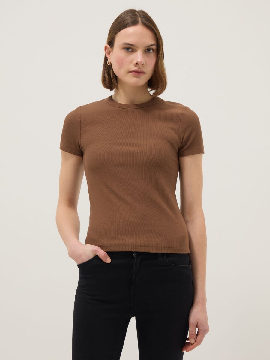 T-shirt fitted a maniche corte in cotone elasticizzato marrone_0