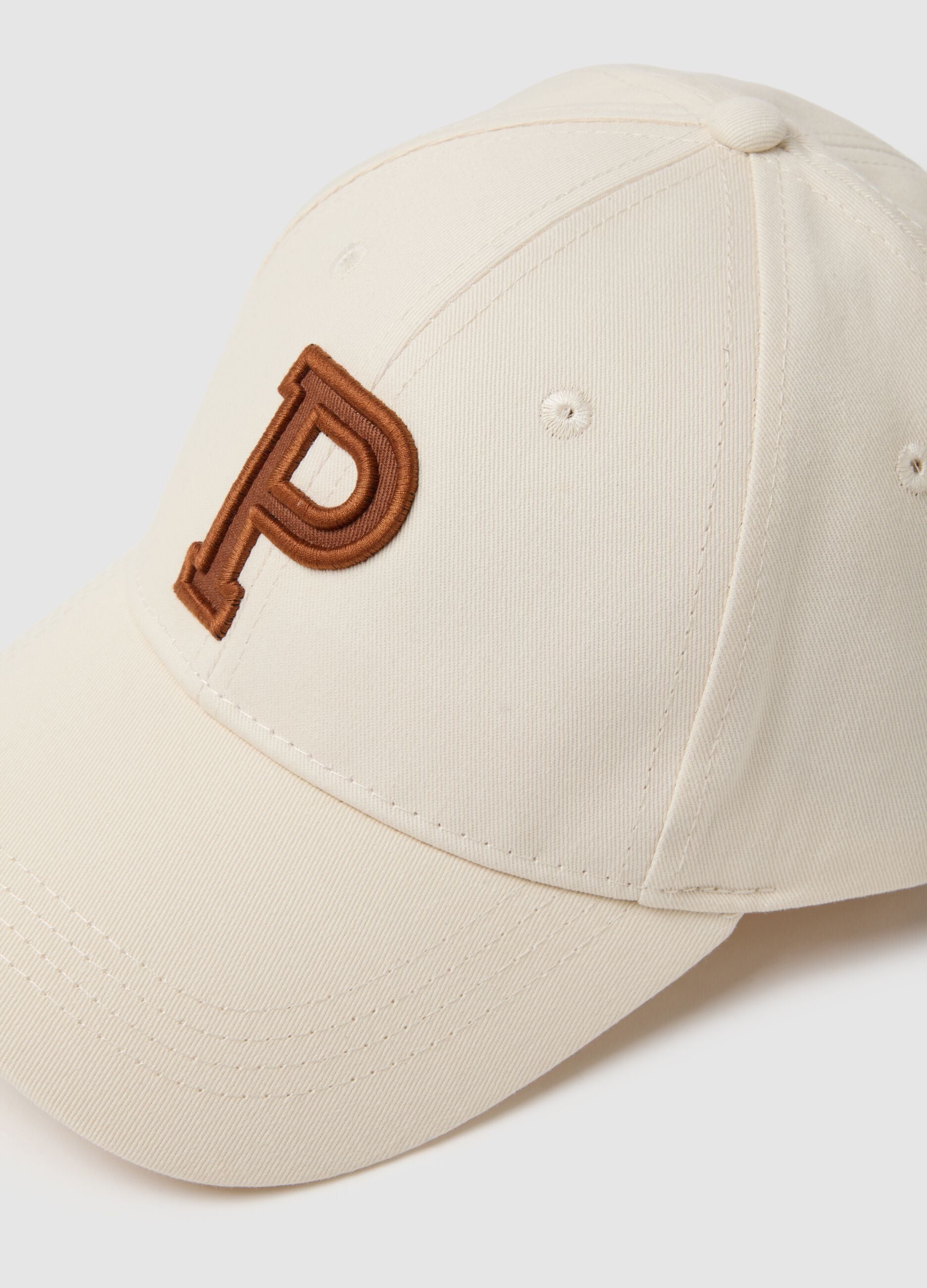 Beige pure cotton cap with adjustable visor and embroidered P