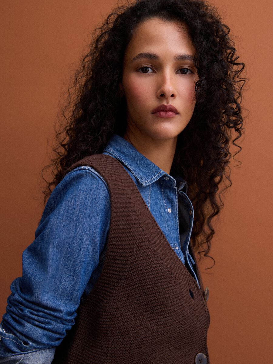 Brown wool-blend gilet with deep V-neck, regular fit_2