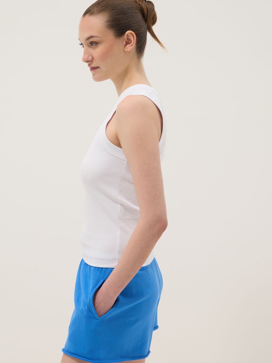 Tank top bianco in cotone elasticizzato a costine fitted_1