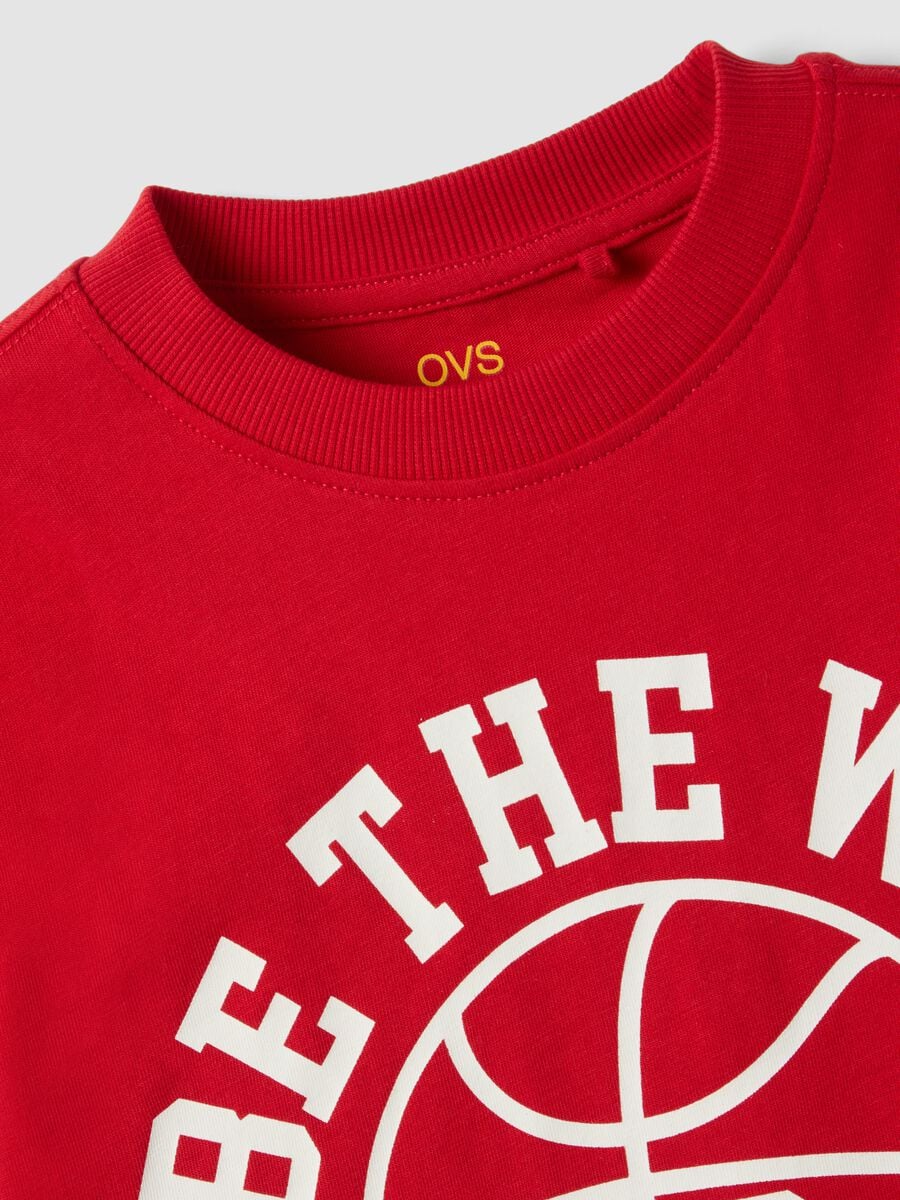 Red pure organic cotton T-shirt with varsity print for boys_2