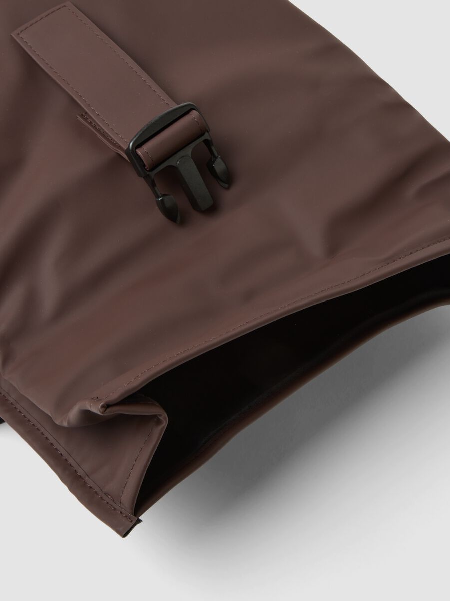 Zaino marrone con chiusura roll-top e zip frontale_1