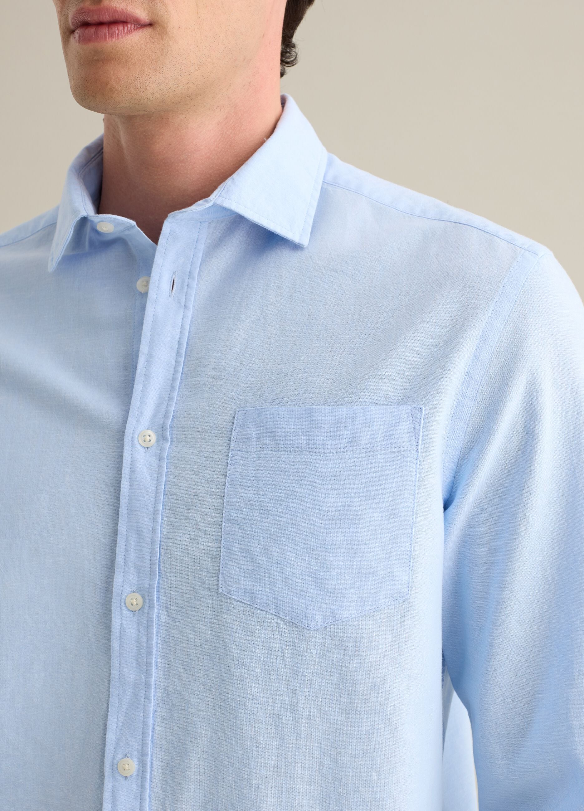 Men&rsquo;s light blue cotton and linen shirt in regular fit with pocket