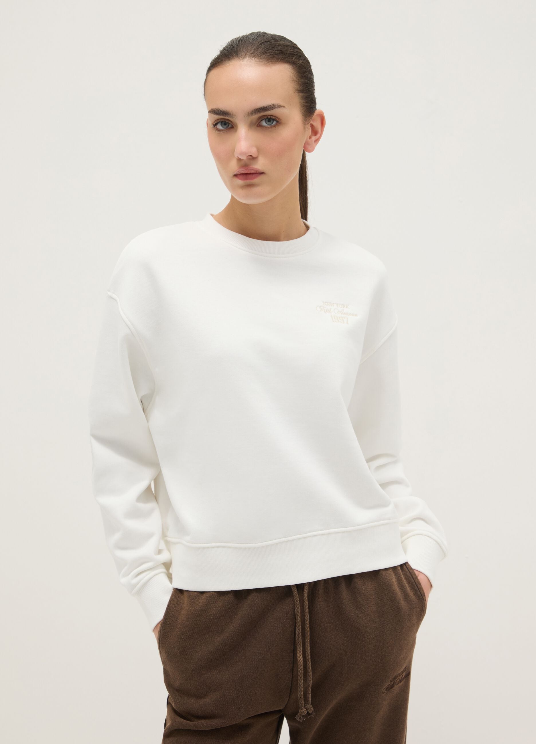 White crewneck sweatshirt in cotton blend regular fit with writing