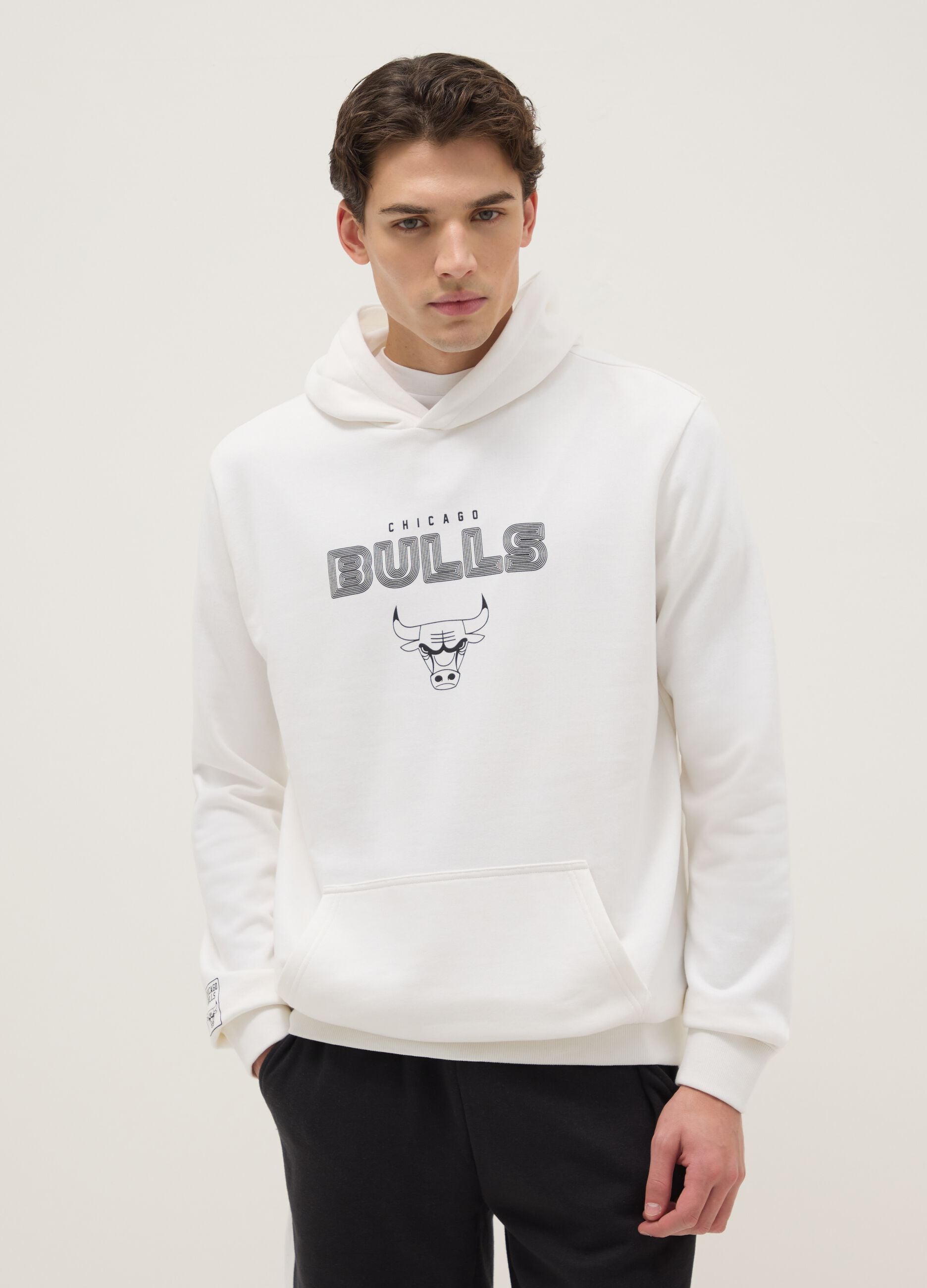 White cotton blend regular fit hoodie with Chicago Bulls logo