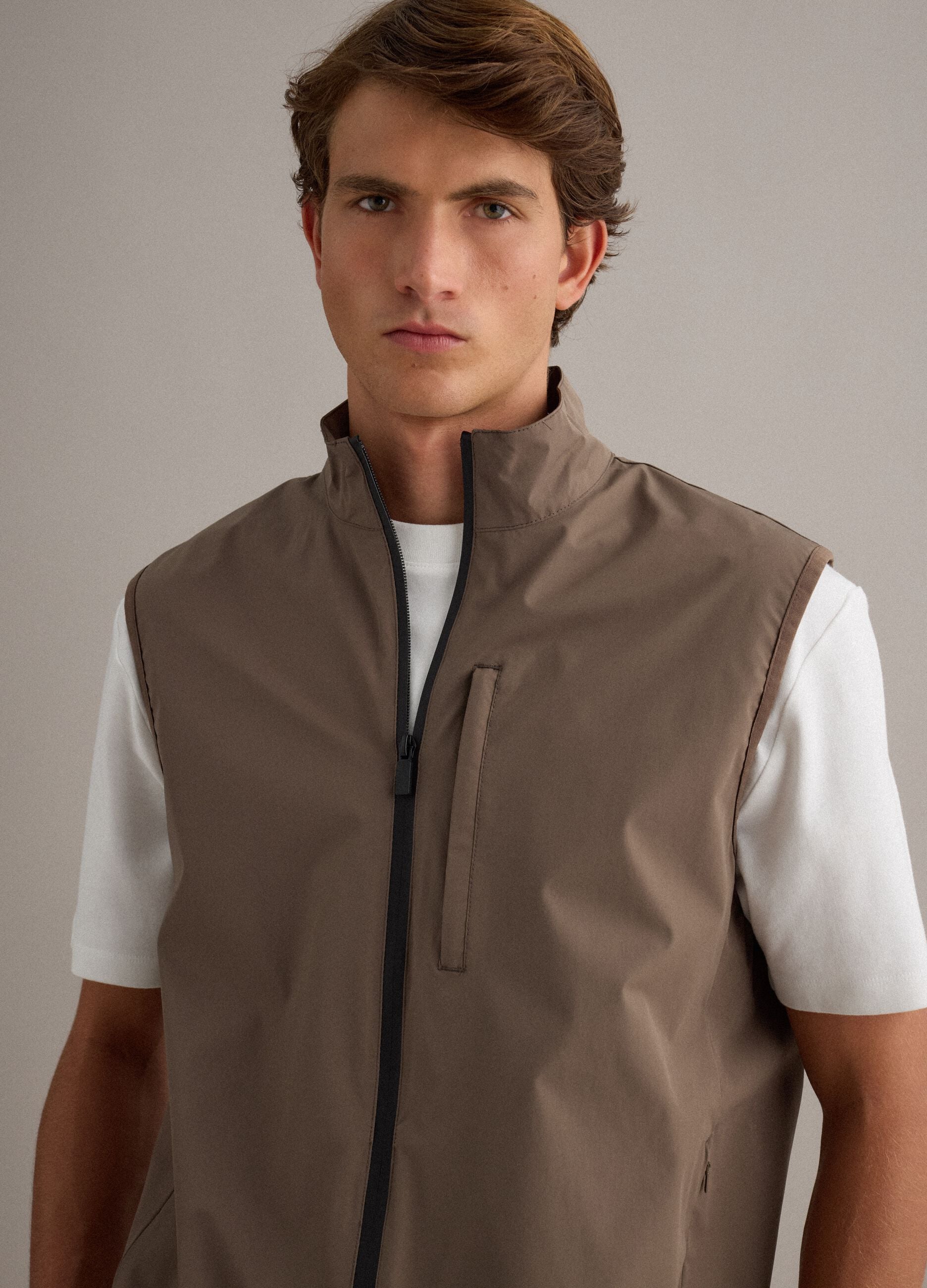 Ultra-light brown regular fit gilet with full zip