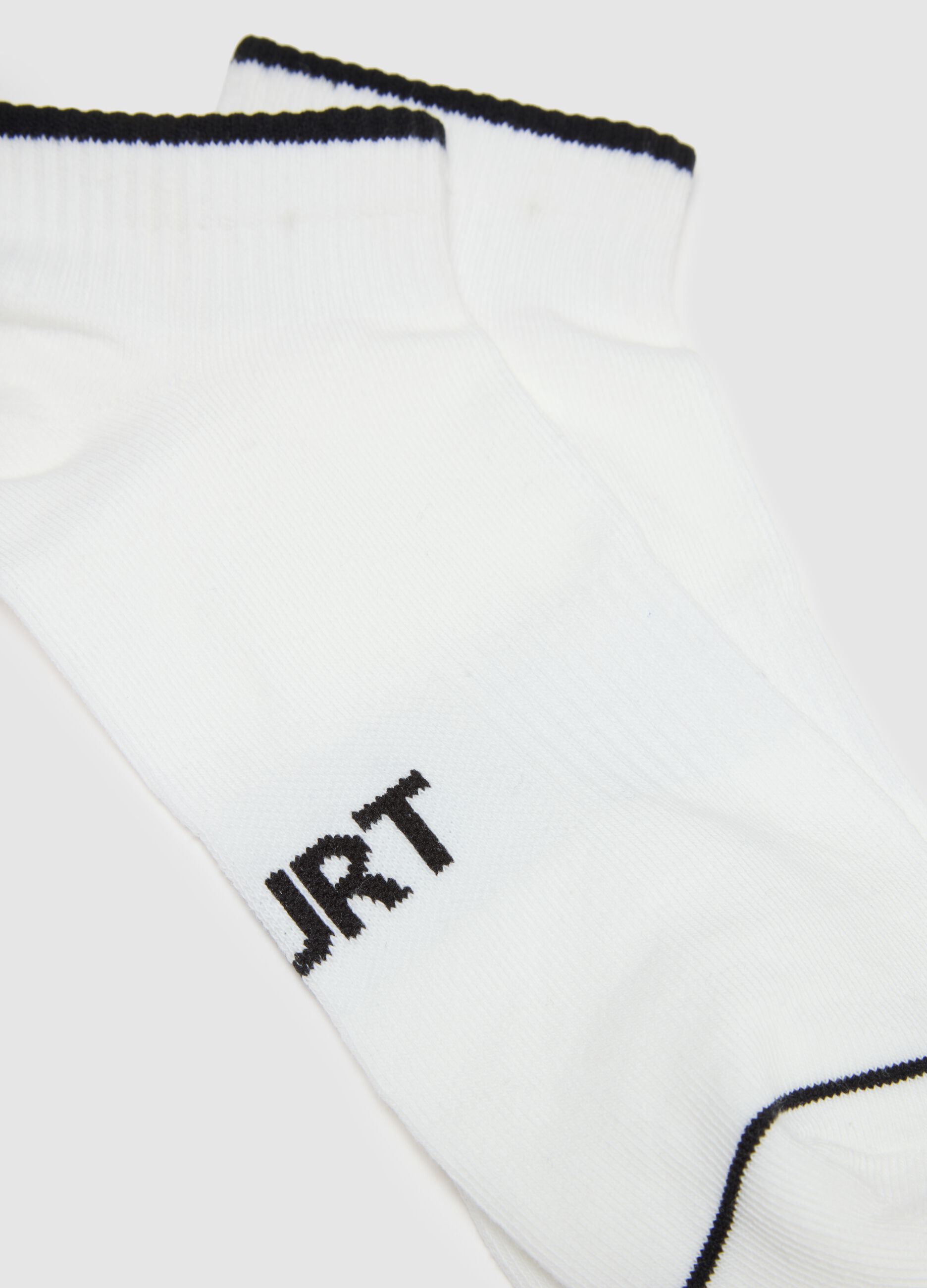 Two-pack of white ankle sports socks in cotton blend with stripes