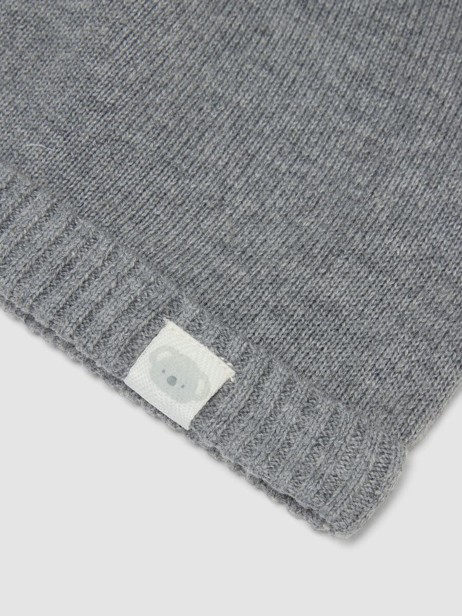 Grey baby hat in pure organic cotton with pom-poms_2