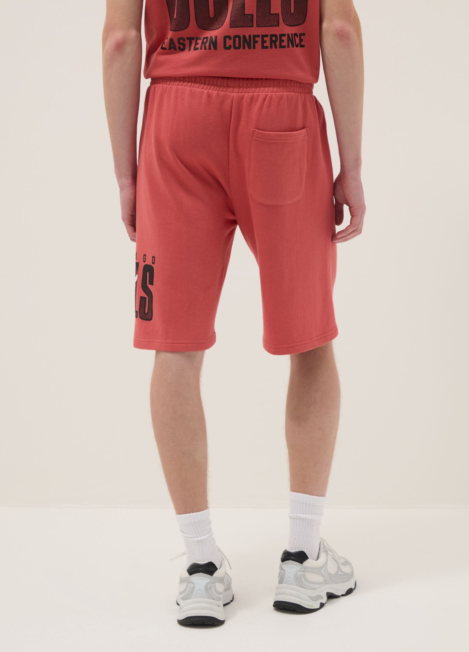 Red cotton blend shorts regular fit with Chicago Bulls print
