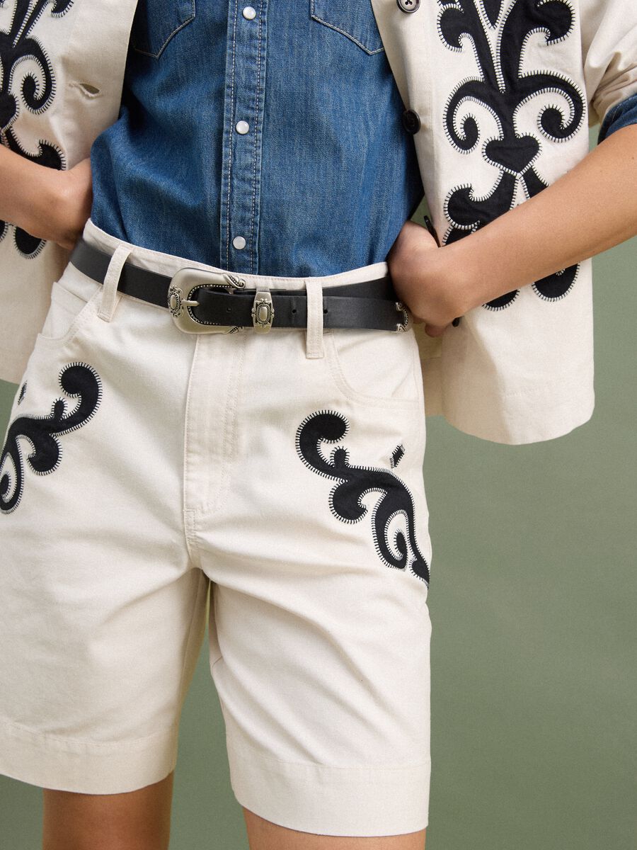 White linen-lyocell blend shorts with contrasting embroidery, regular fit_3