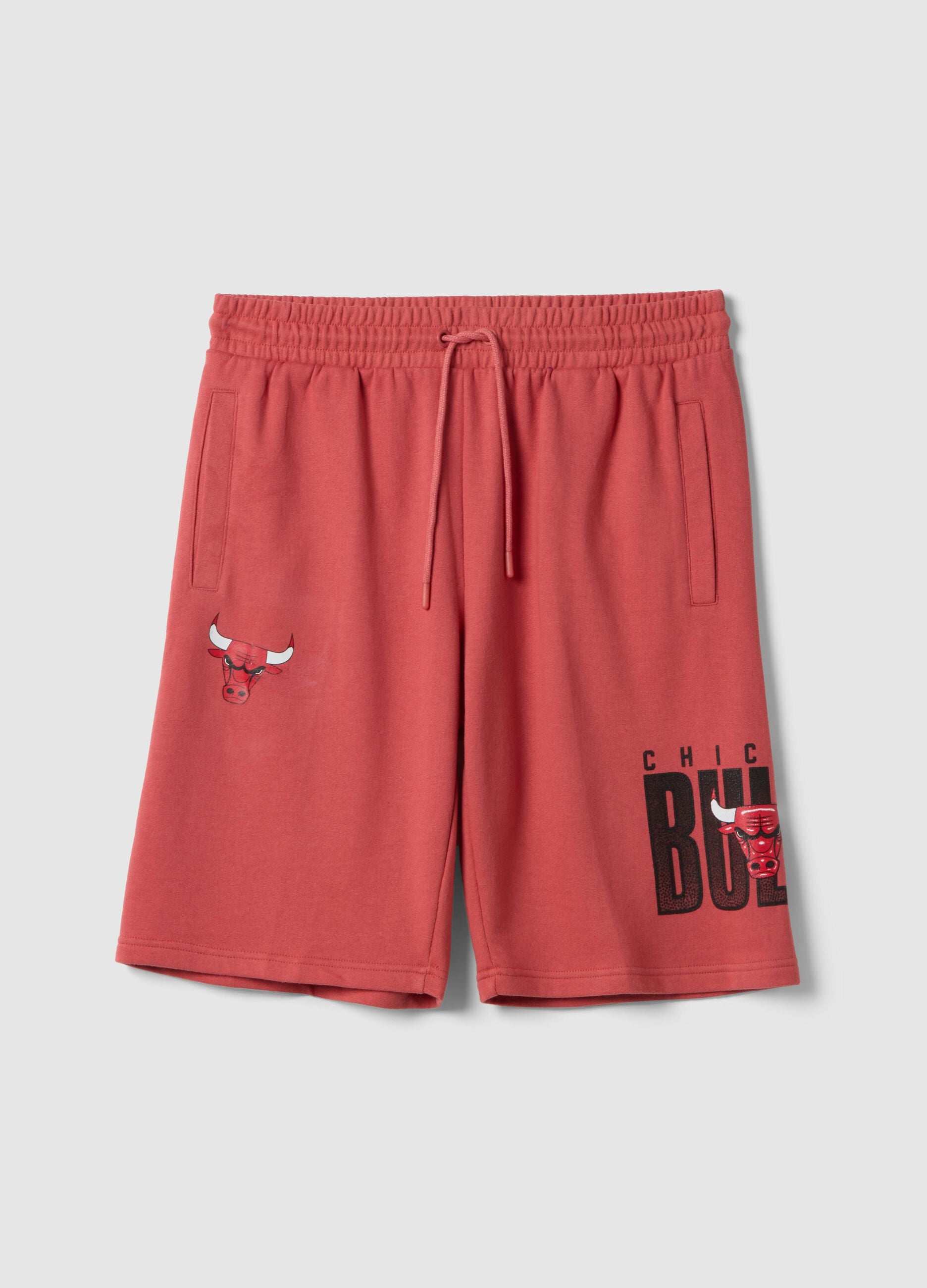 Red cotton blend shorts regular fit with Chicago Bulls print