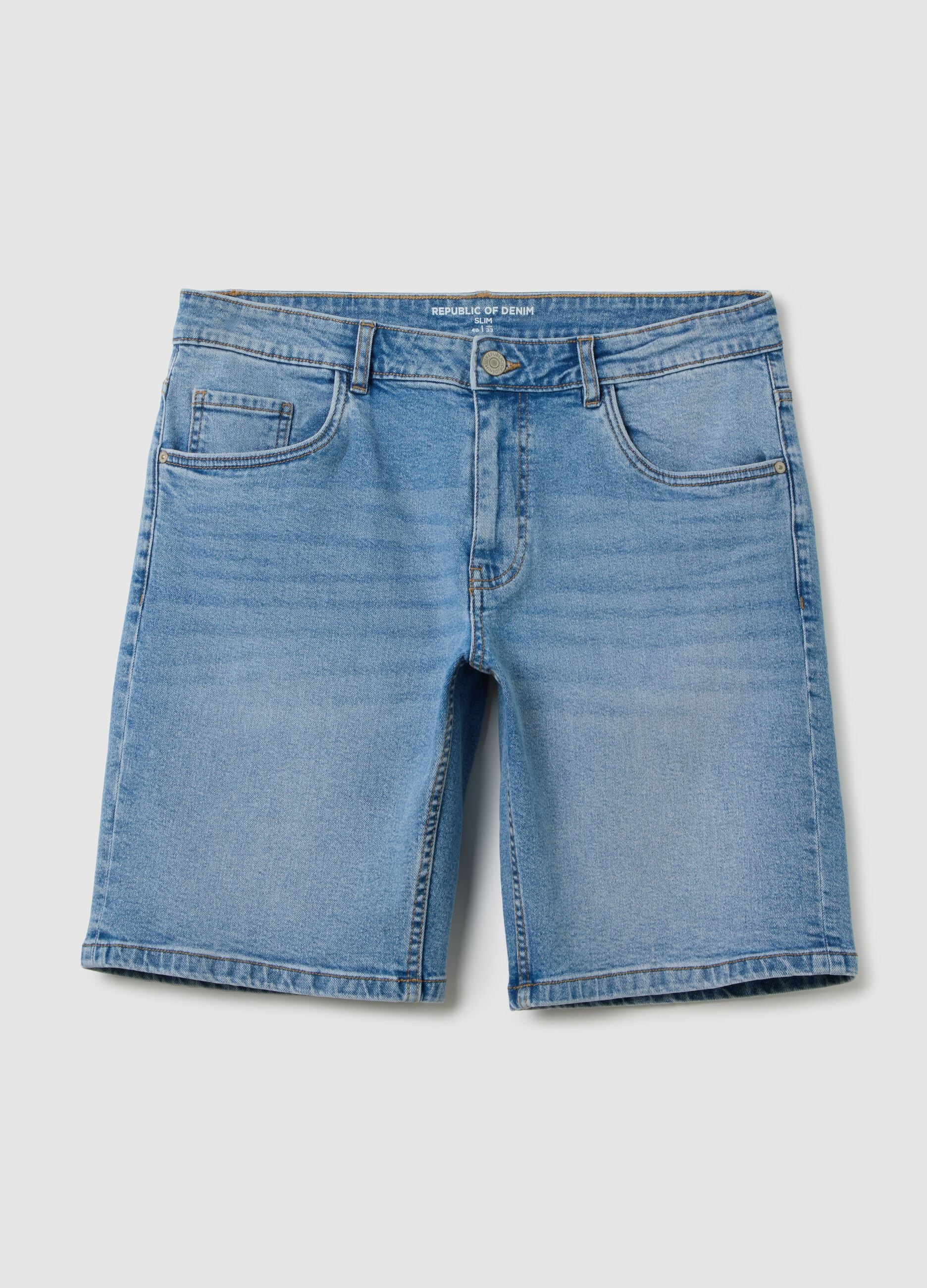 Men&rsquo;s slim-fit light blue denim Bermuda shorts