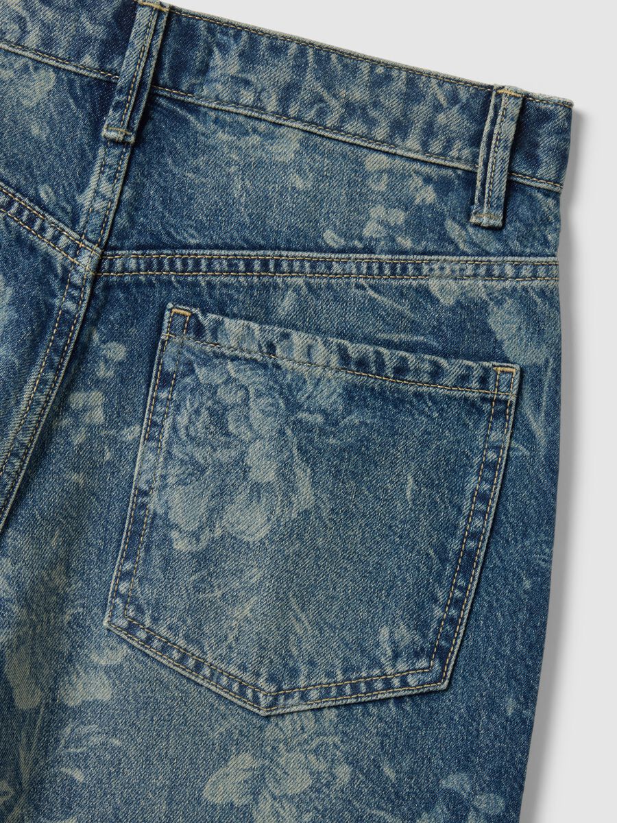Jeans in puro cotone denim blu wide leg con design floreale_5