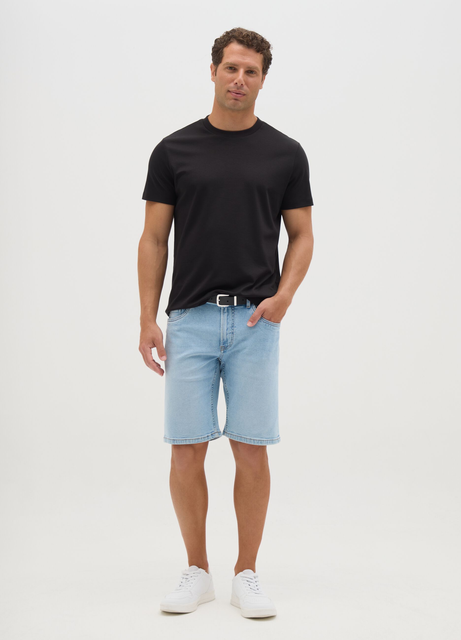 Men&rsquo;s slim-fit blue denim Bermuda shorts