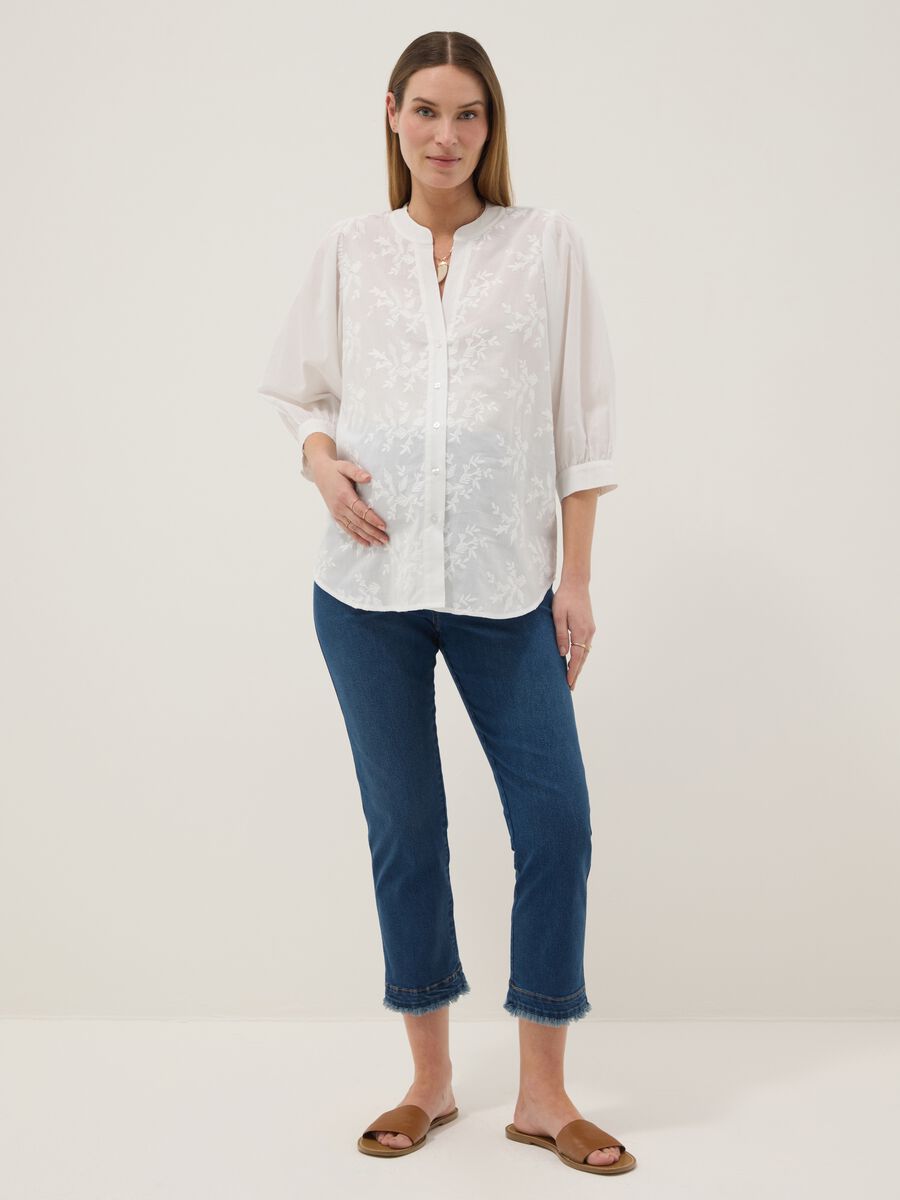 Camicia premaman in puro cotone bianca regular fit con decori floreali_0