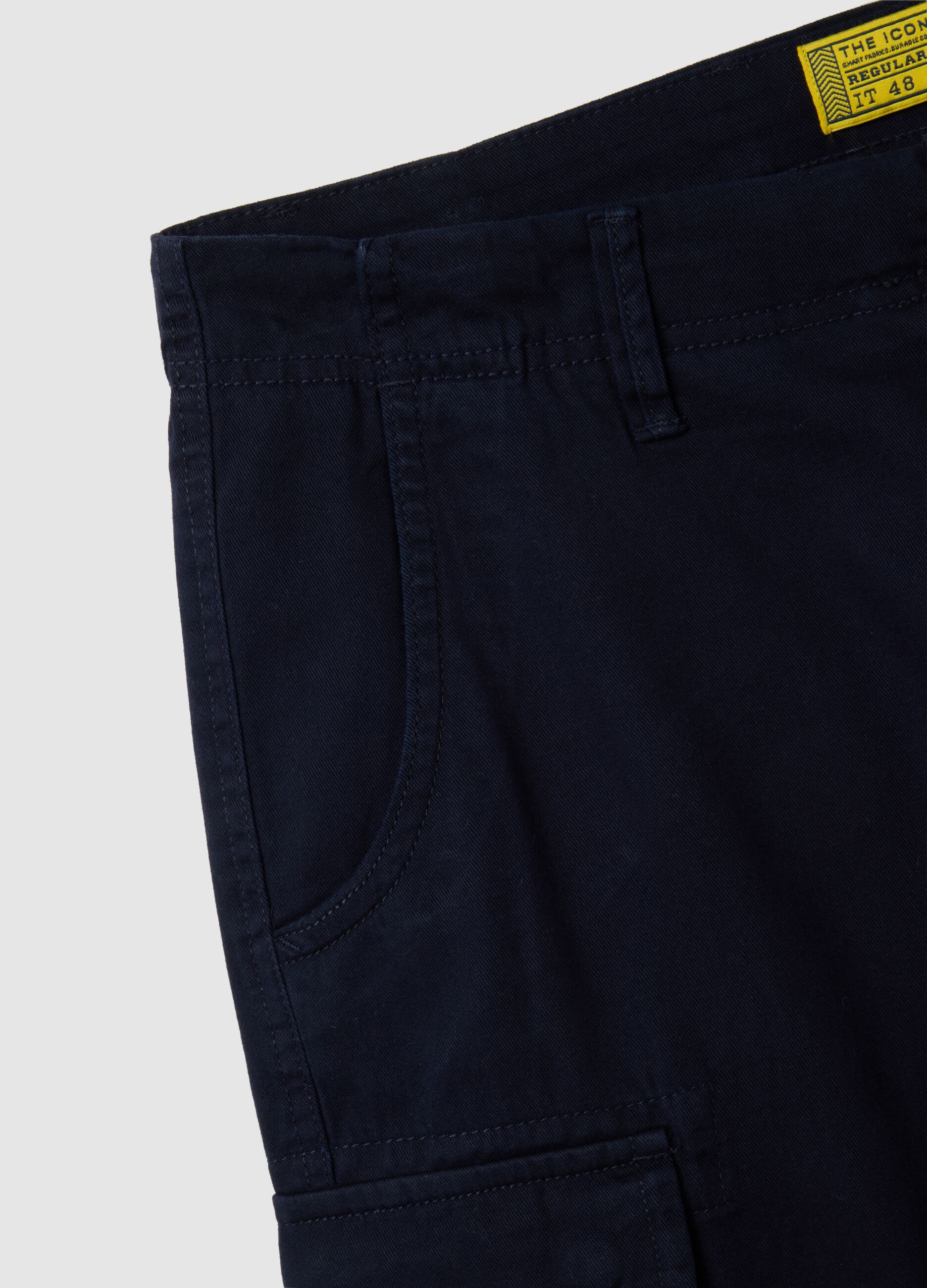 Men&rsquo;s blue regular fit Bermuda shorts in 100% cotton
