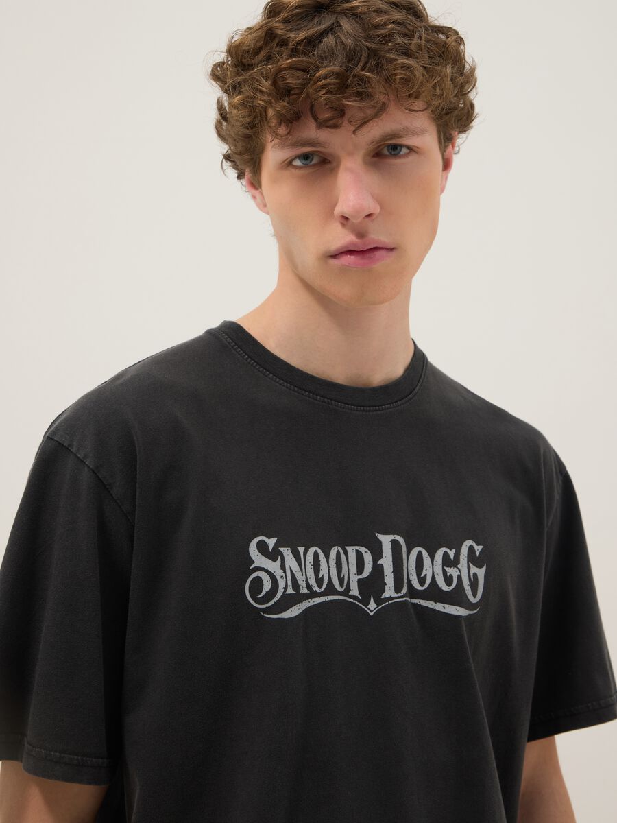 T-shirt nera con scritta Snoop Dogg in puro cotone relaxed fit_2