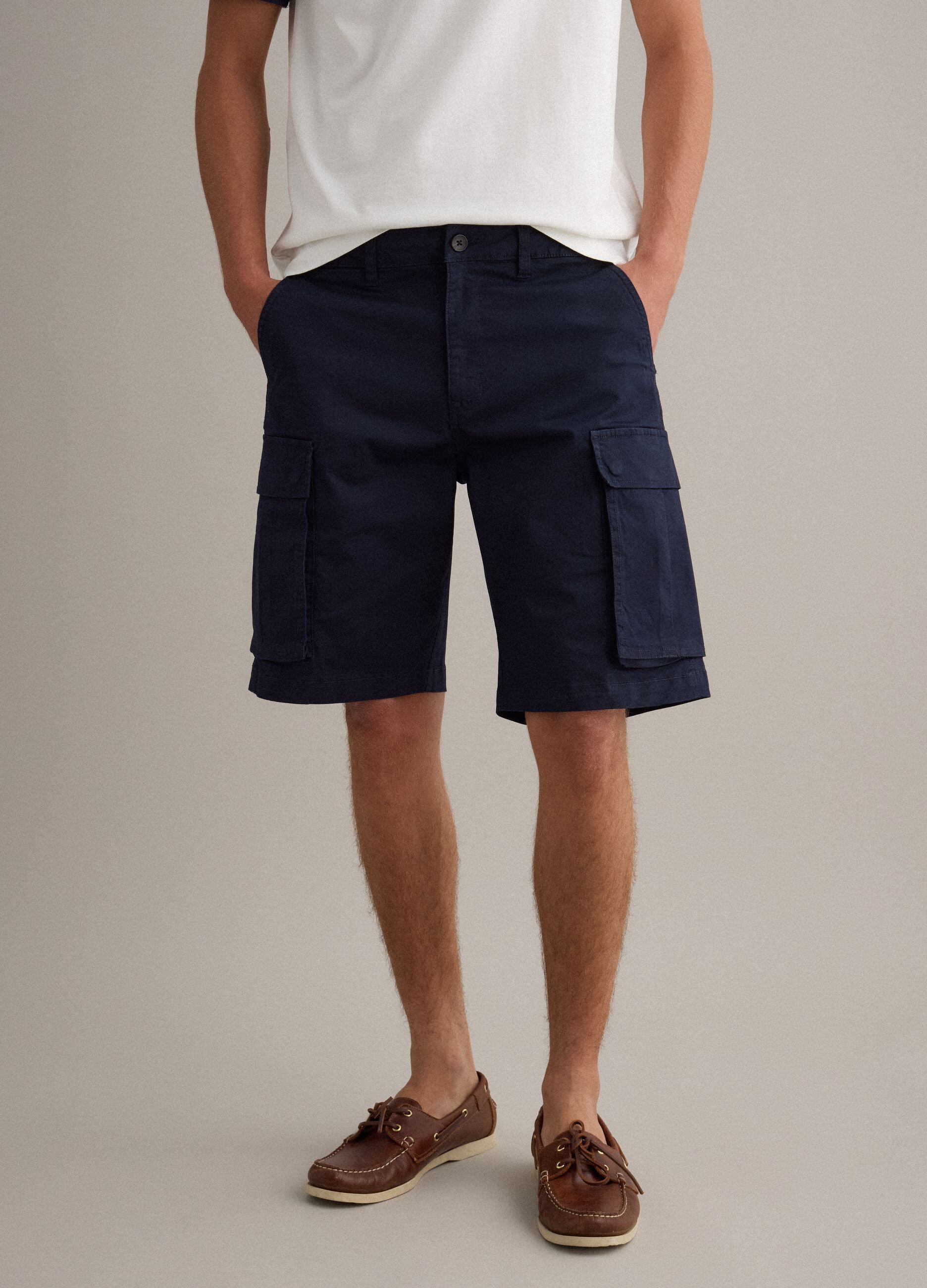 Blue stretch cotton cargo shorts, regular fit