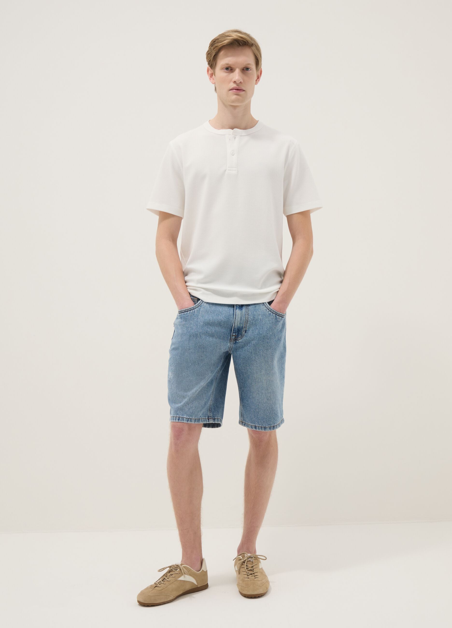 White short sleeve T-shirt regular fit with henley collar