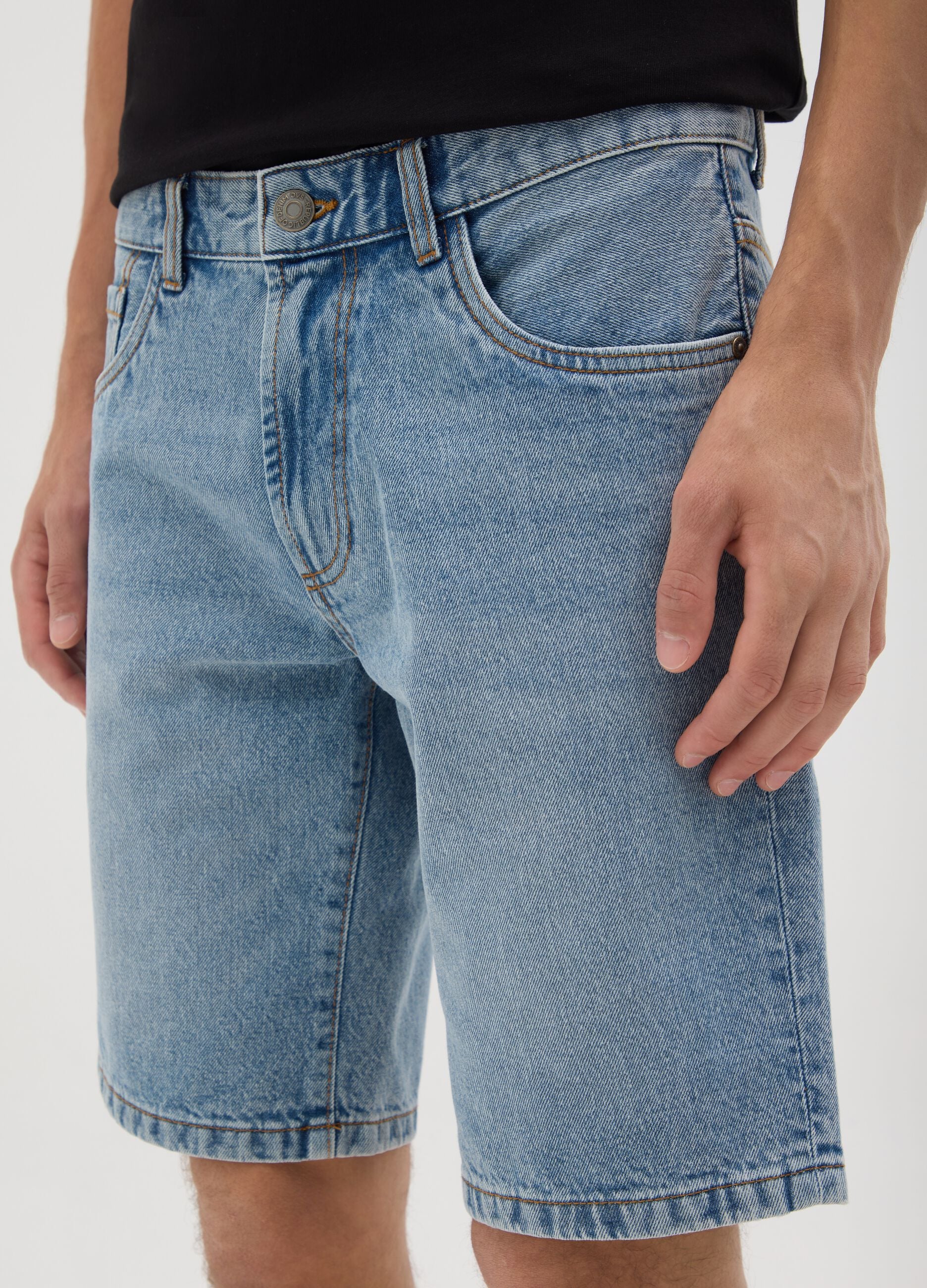 Men&rsquo;s grey denim slim fit shorts in 100% cotton