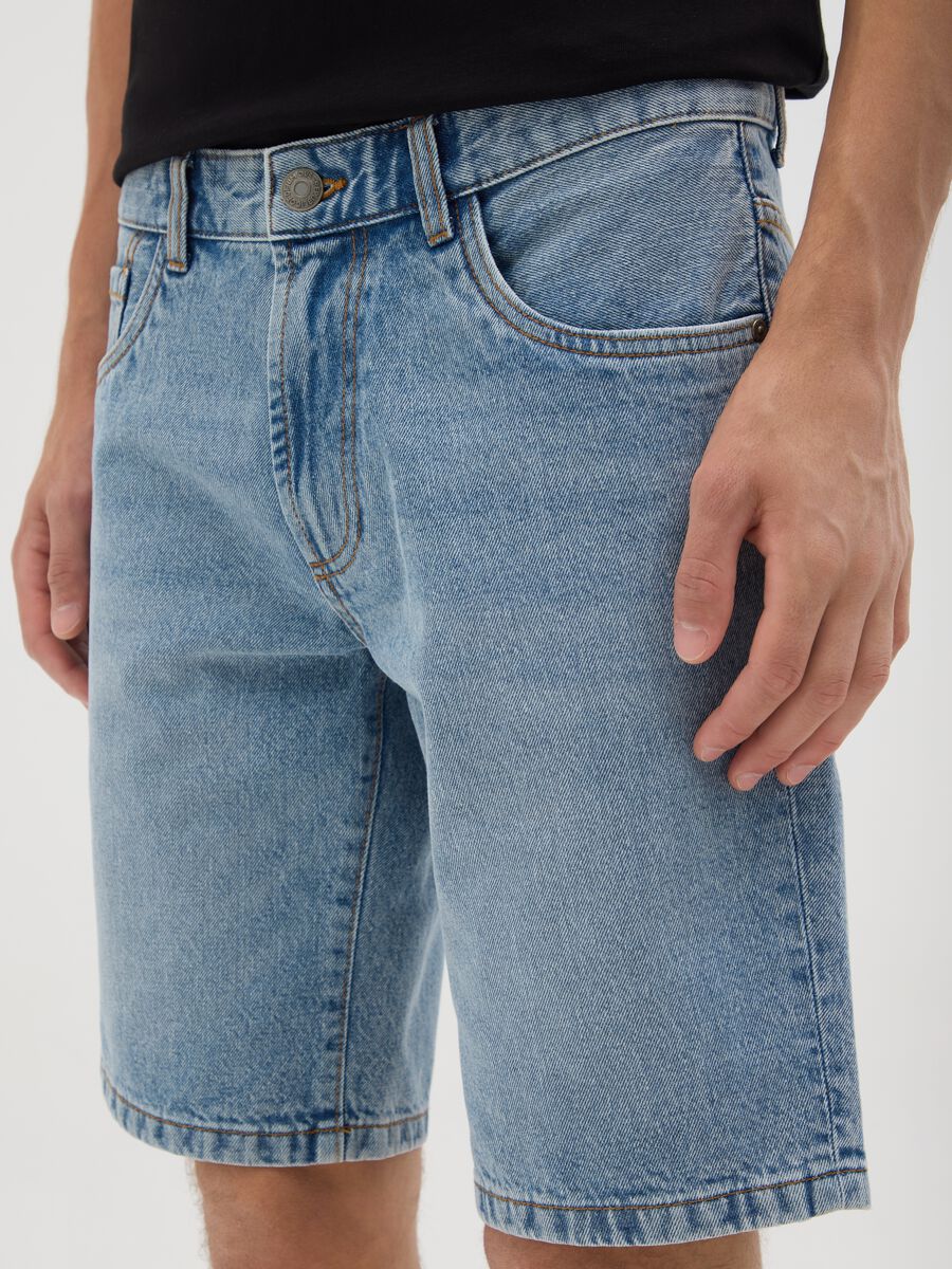 Men&rsquo;s grey denim slim fit shorts in 100% cotton_2