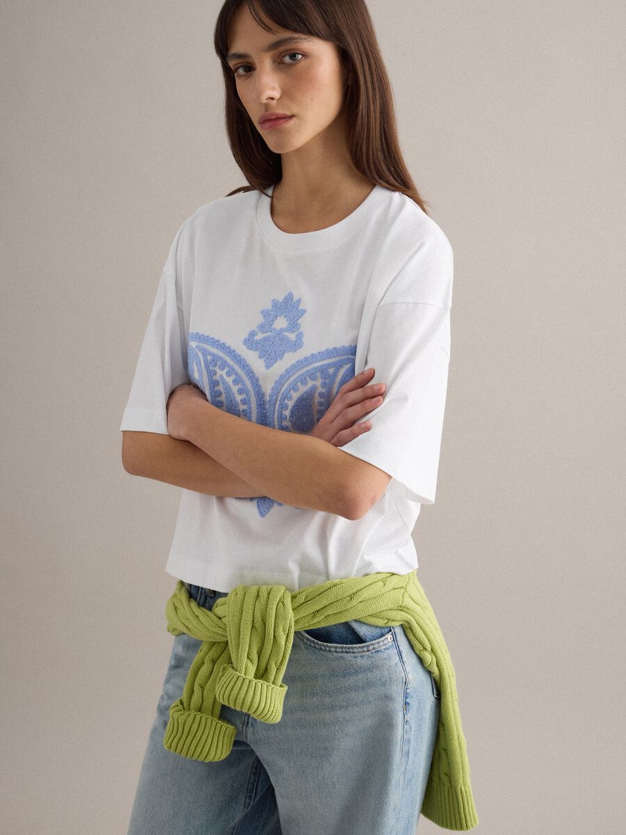 T-shirt in puro cotone bianca relaxed fit con motivo paisley_1