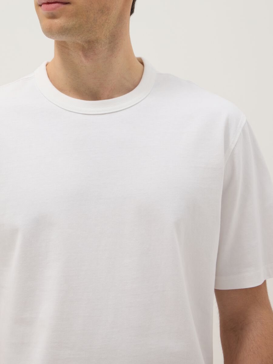 White pure cotton T-shirt with relaxed fit and finished crew neck_3