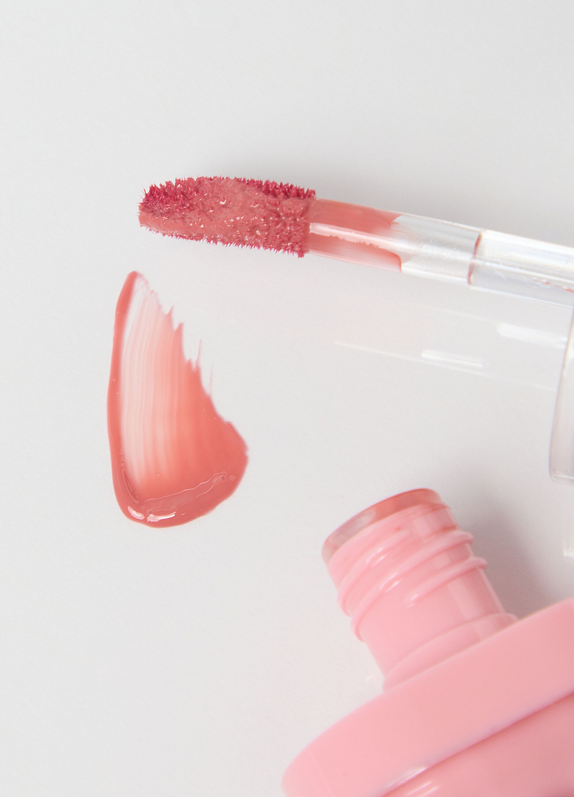 Lip stain with a fantastic glossy effect. Vibrant colour and hydrated lips for 12 hours