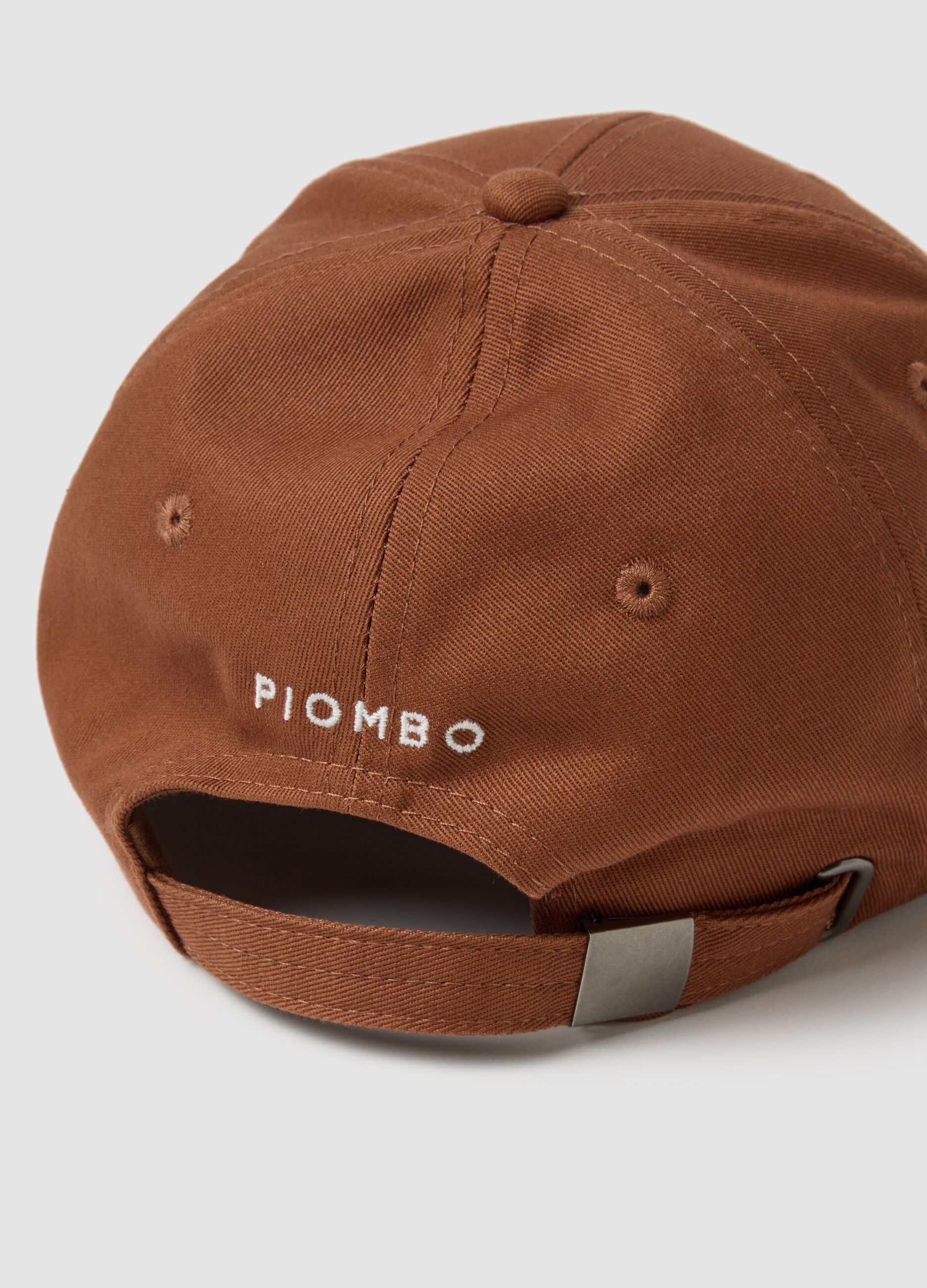 Brown pure cotton cap with adjustable visor and embroidered P